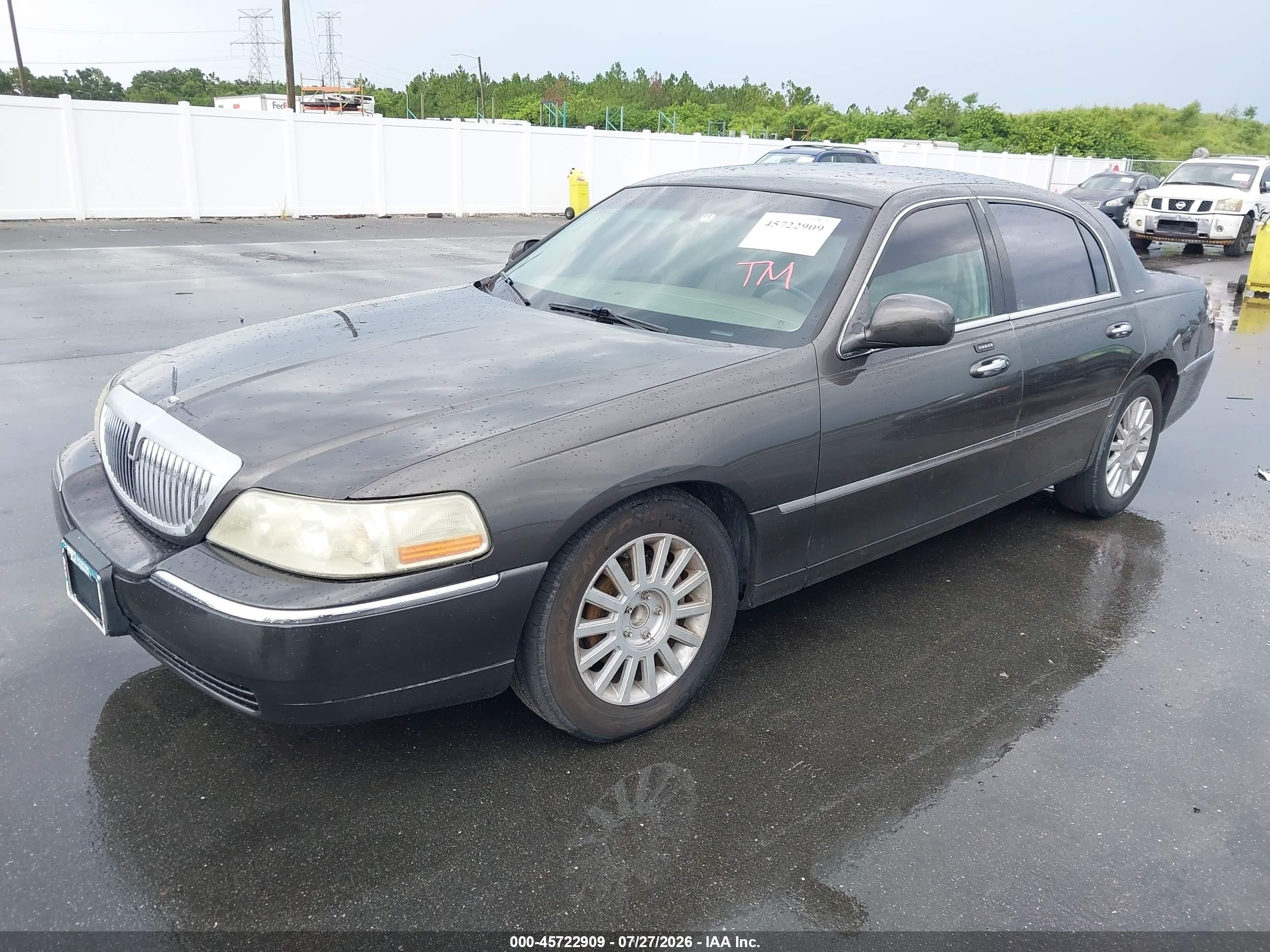 2005 Lincoln Town Car Signature Gray vin: 1LNHM81W05Y608615