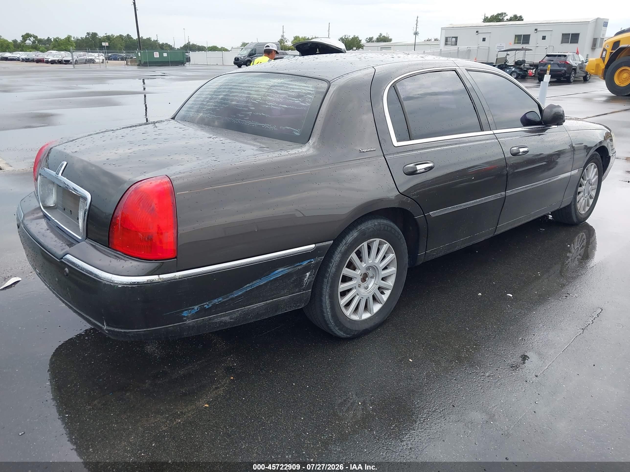 2005 Lincoln Town Car Signature Gray vin: 1LNHM81W05Y608615