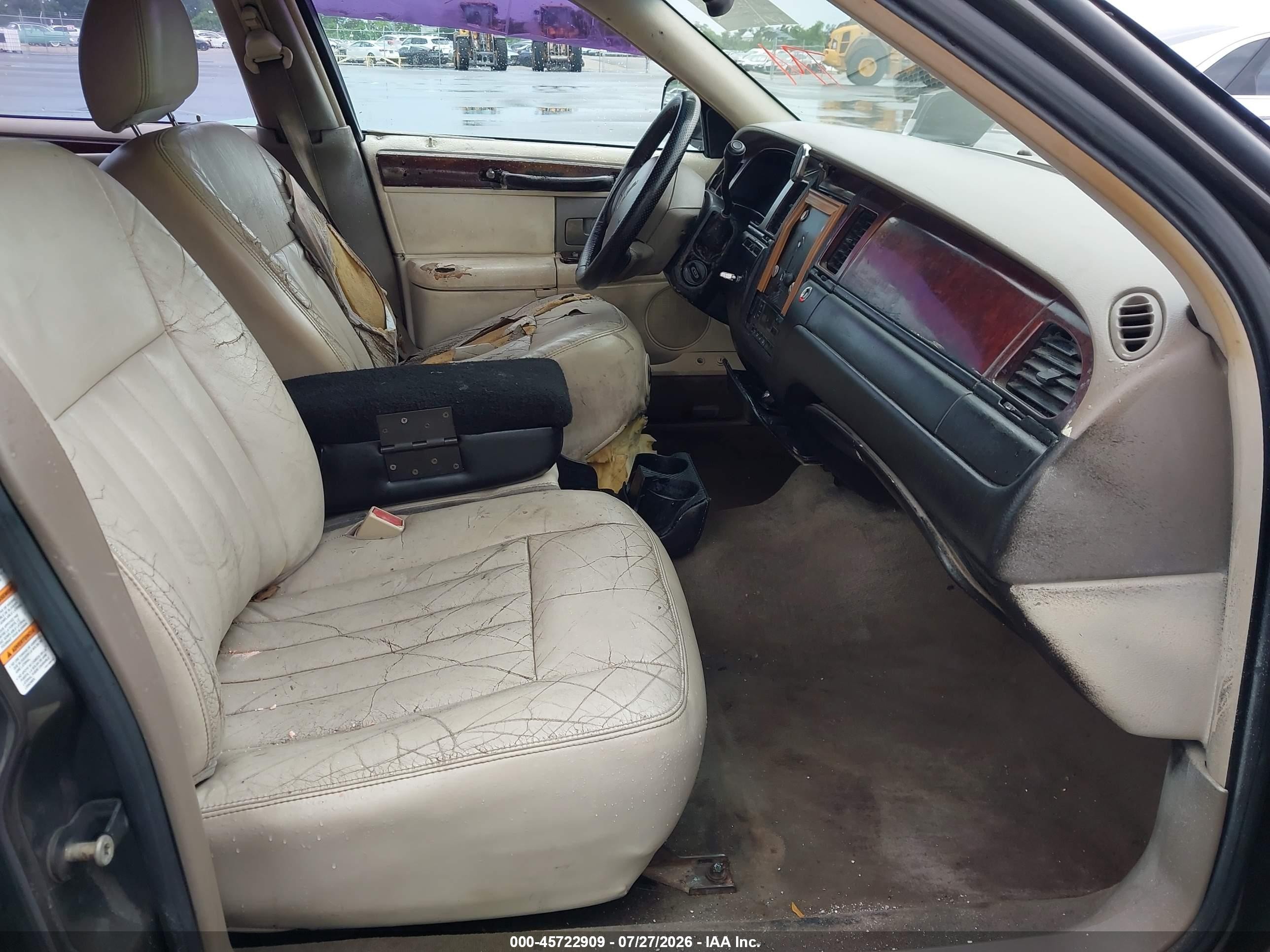 2005 Lincoln Town Car Signature Gray vin: 1LNHM81W05Y608615