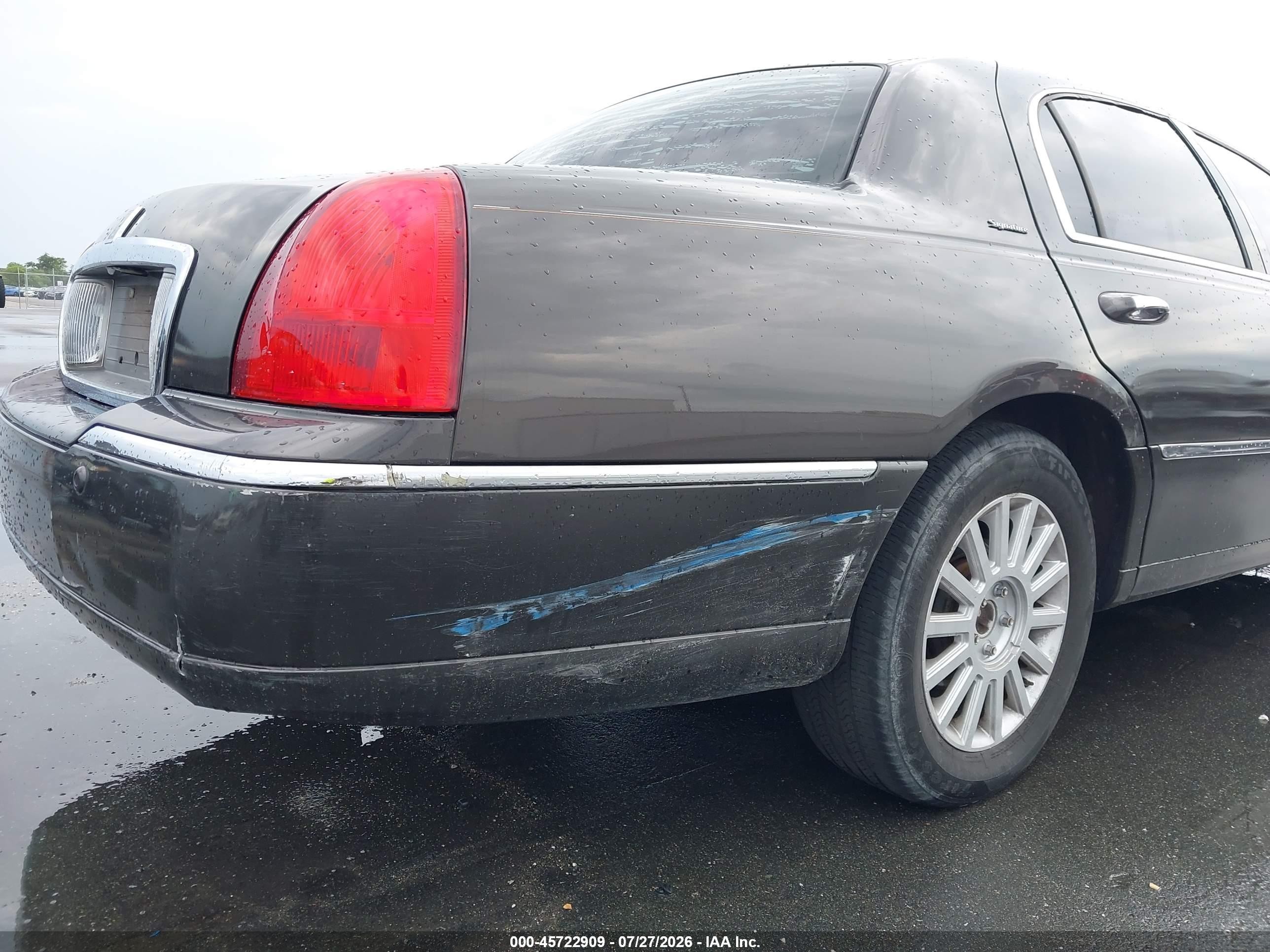 2005 Lincoln Town Car Signature Gray vin: 1LNHM81W05Y608615