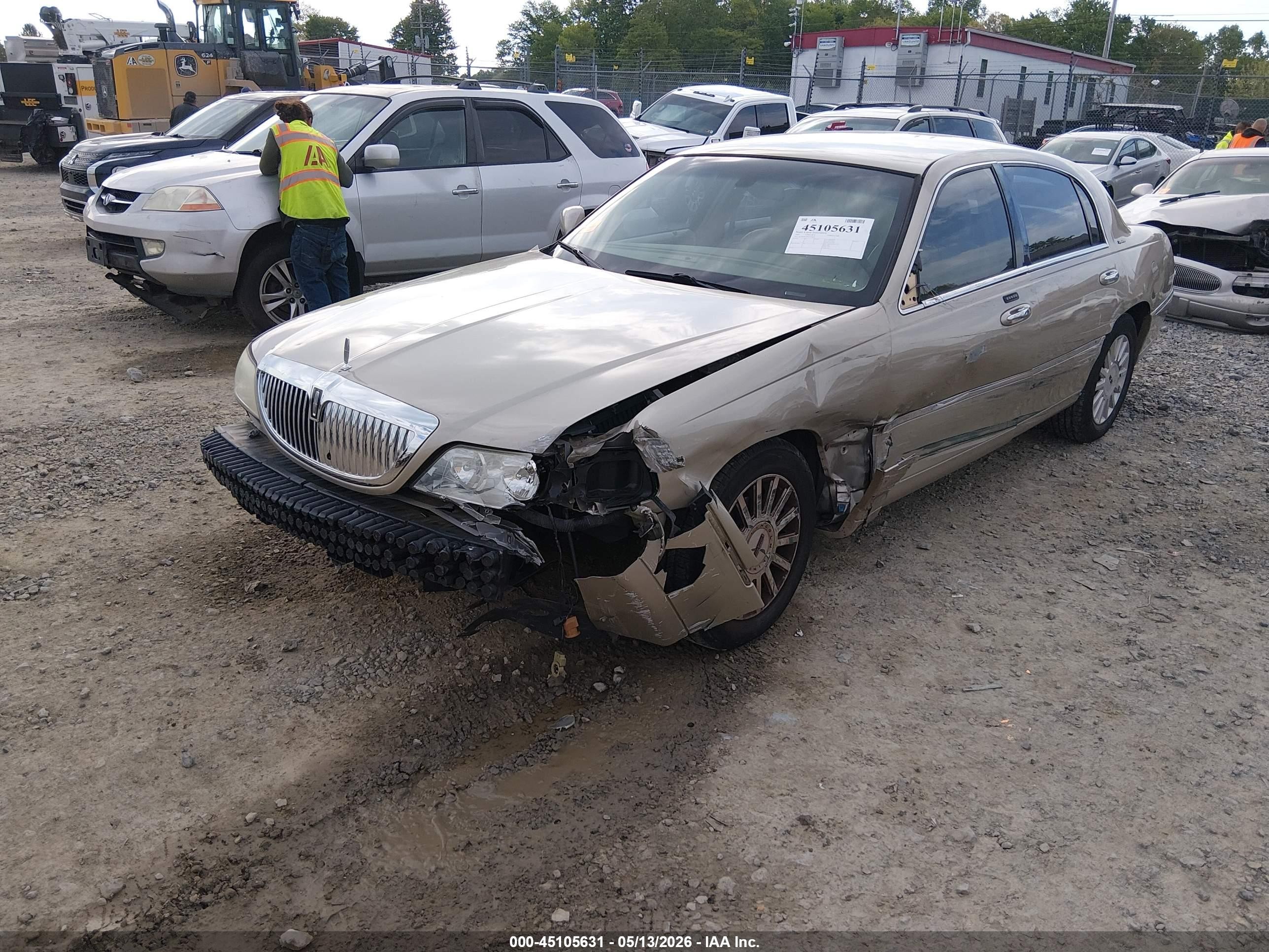 2005 Lincoln Town Car Signature Beige vin: 1LNHM81W05Y608811