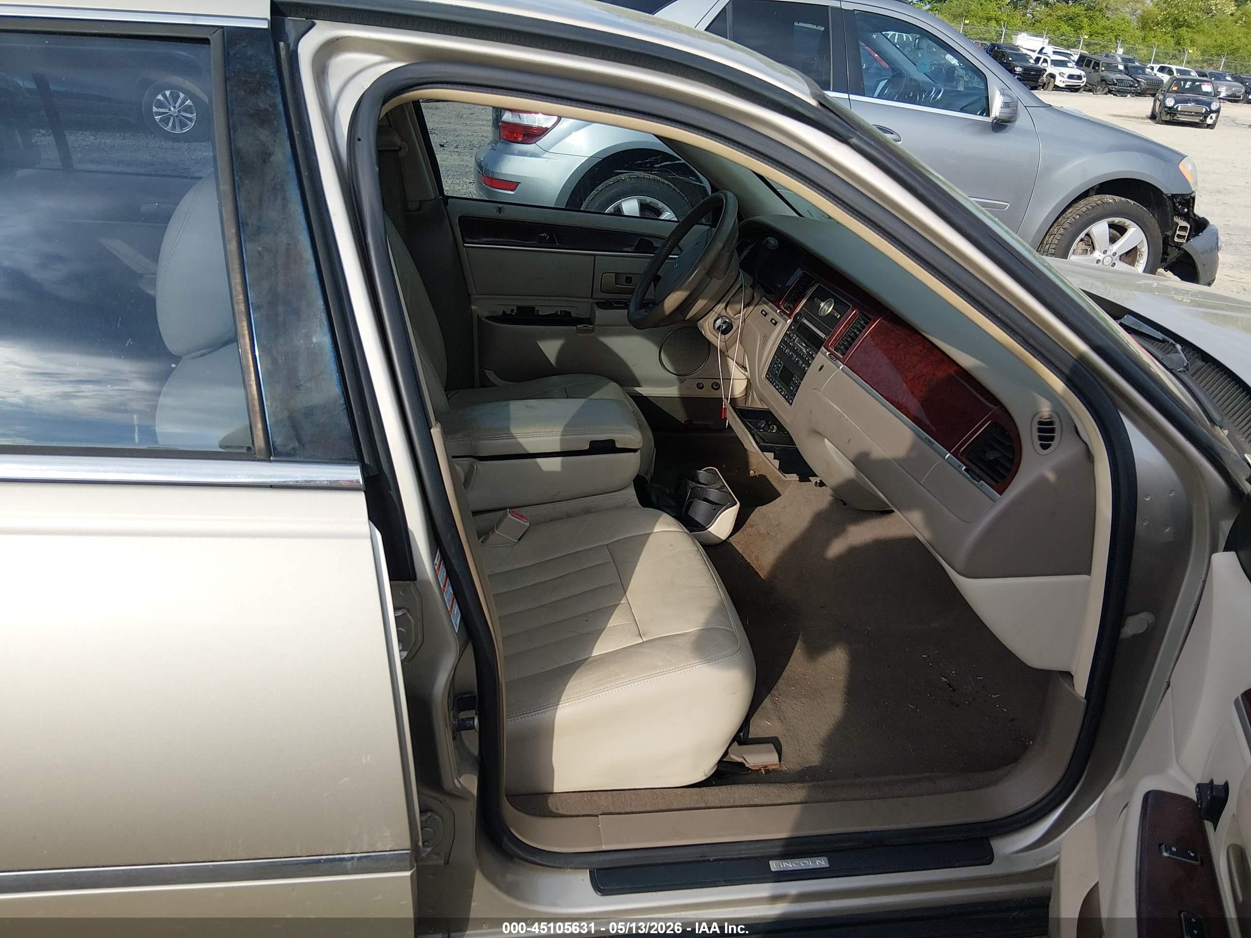2005 Lincoln Town Car Signature Beige vin: 1LNHM81W05Y608811