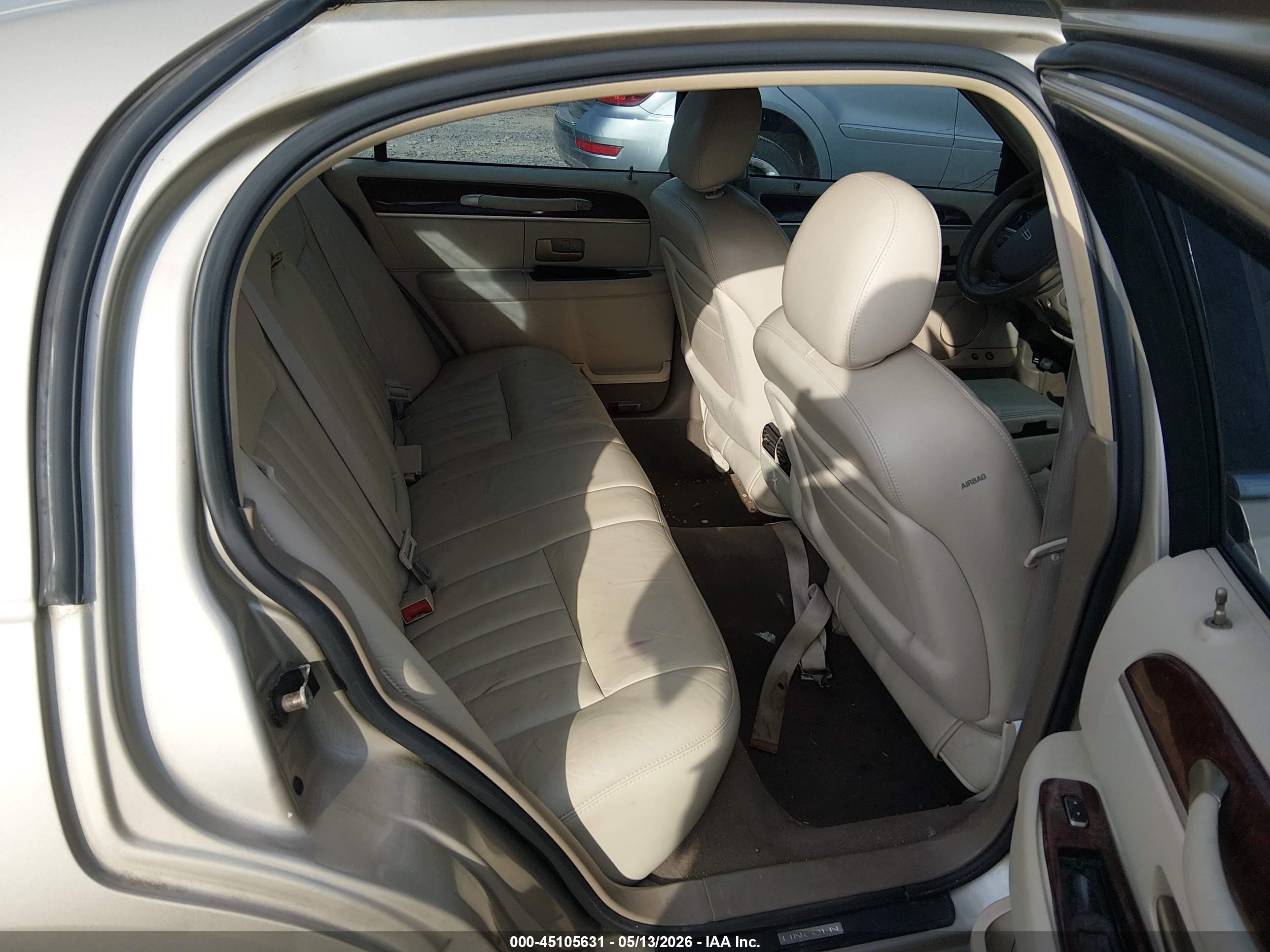 2005 Lincoln Town Car Signature Beige vin: 1LNHM81W05Y608811