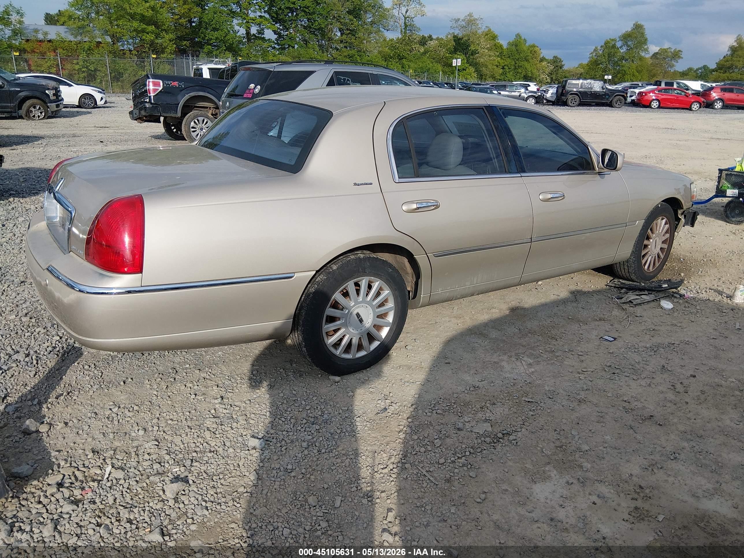 2005 Lincoln Town Car Signature Beige vin: 1LNHM81W05Y608811