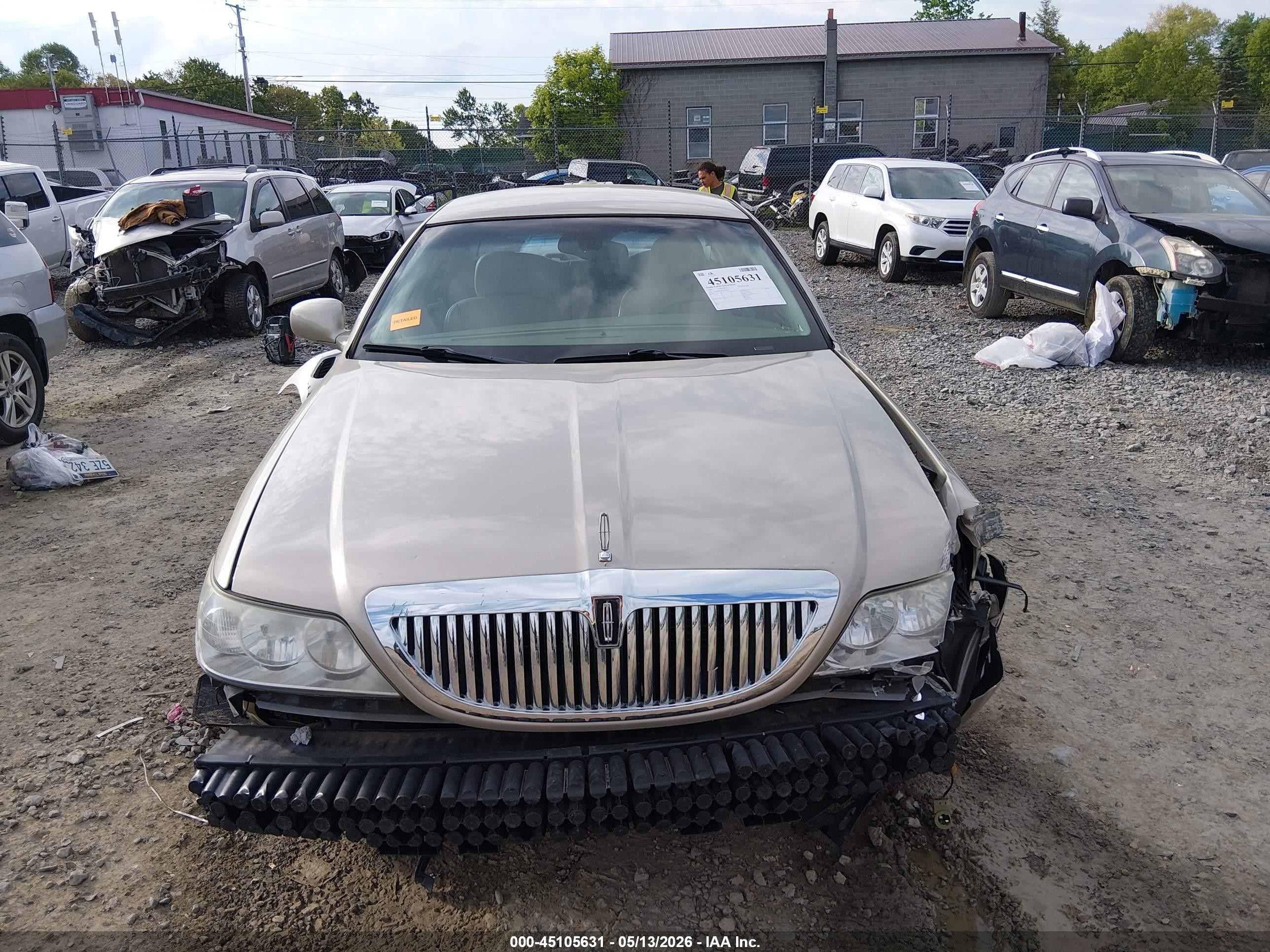 2005 Lincoln Town Car Signature Beige vin: 1LNHM81W05Y608811