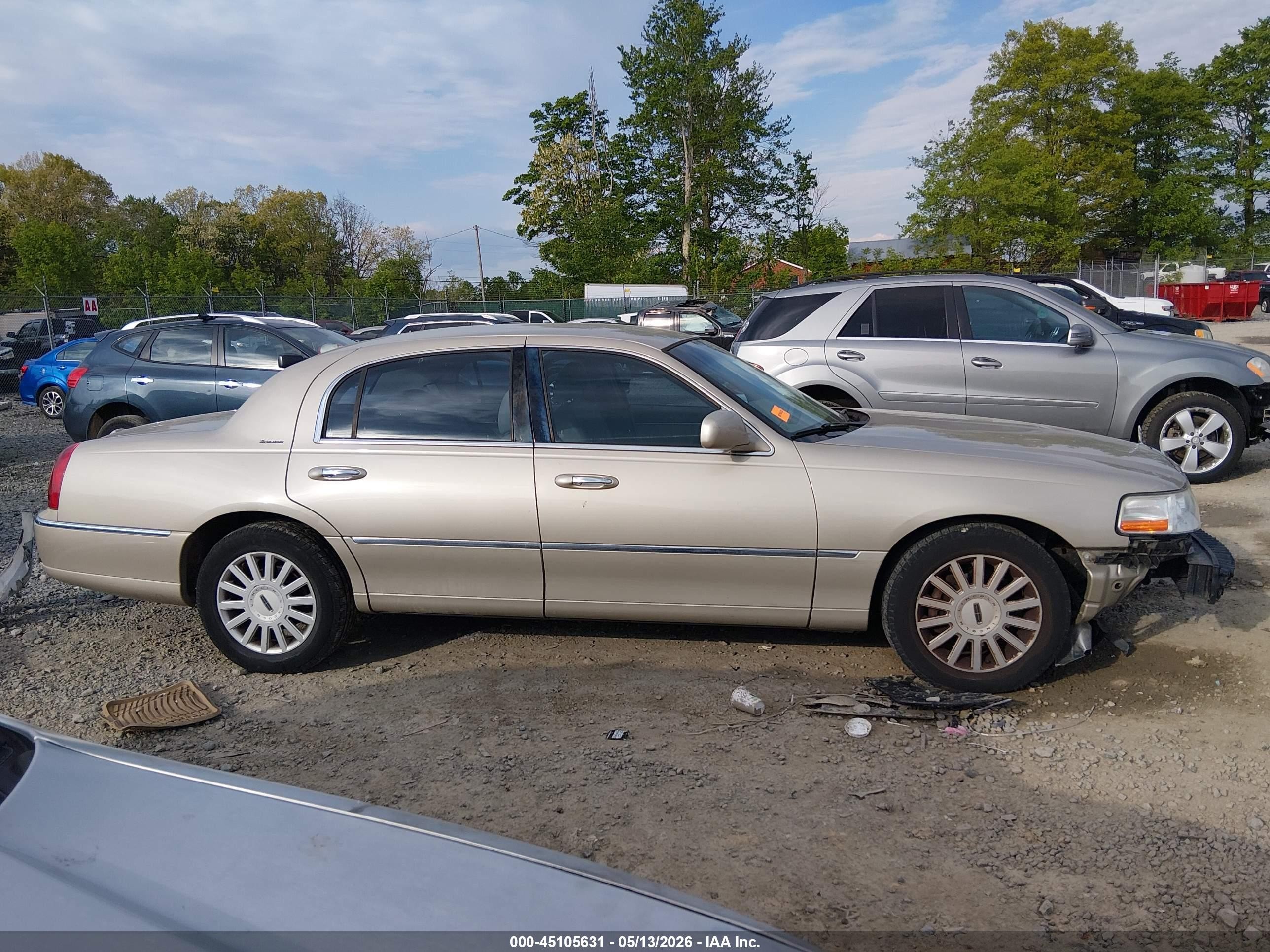 2005 Lincoln Town Car Signature Beige vin: 1LNHM81W05Y608811