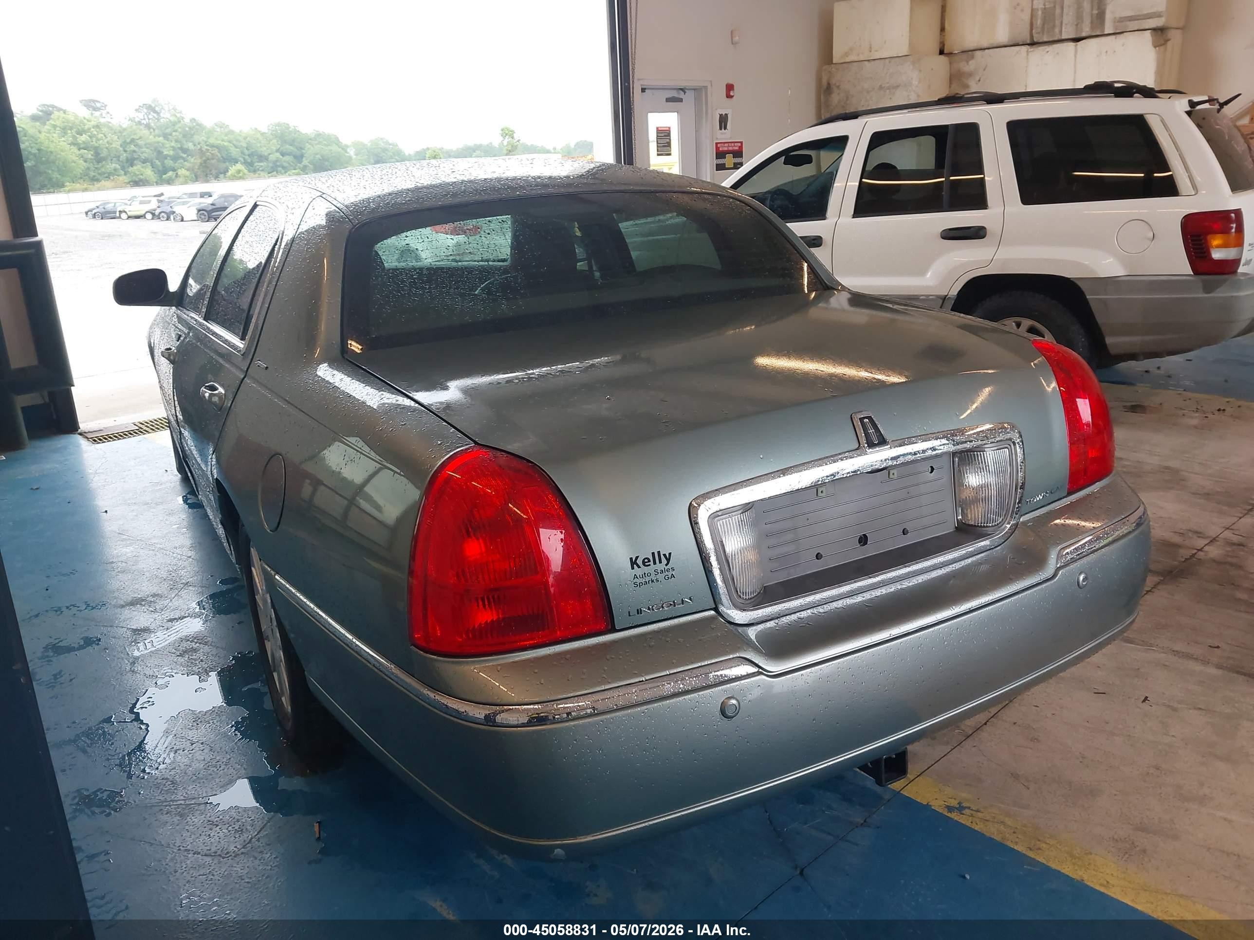 2005 Lincoln Town Car Signature Серый vin: 1LNHM81W05Y617248