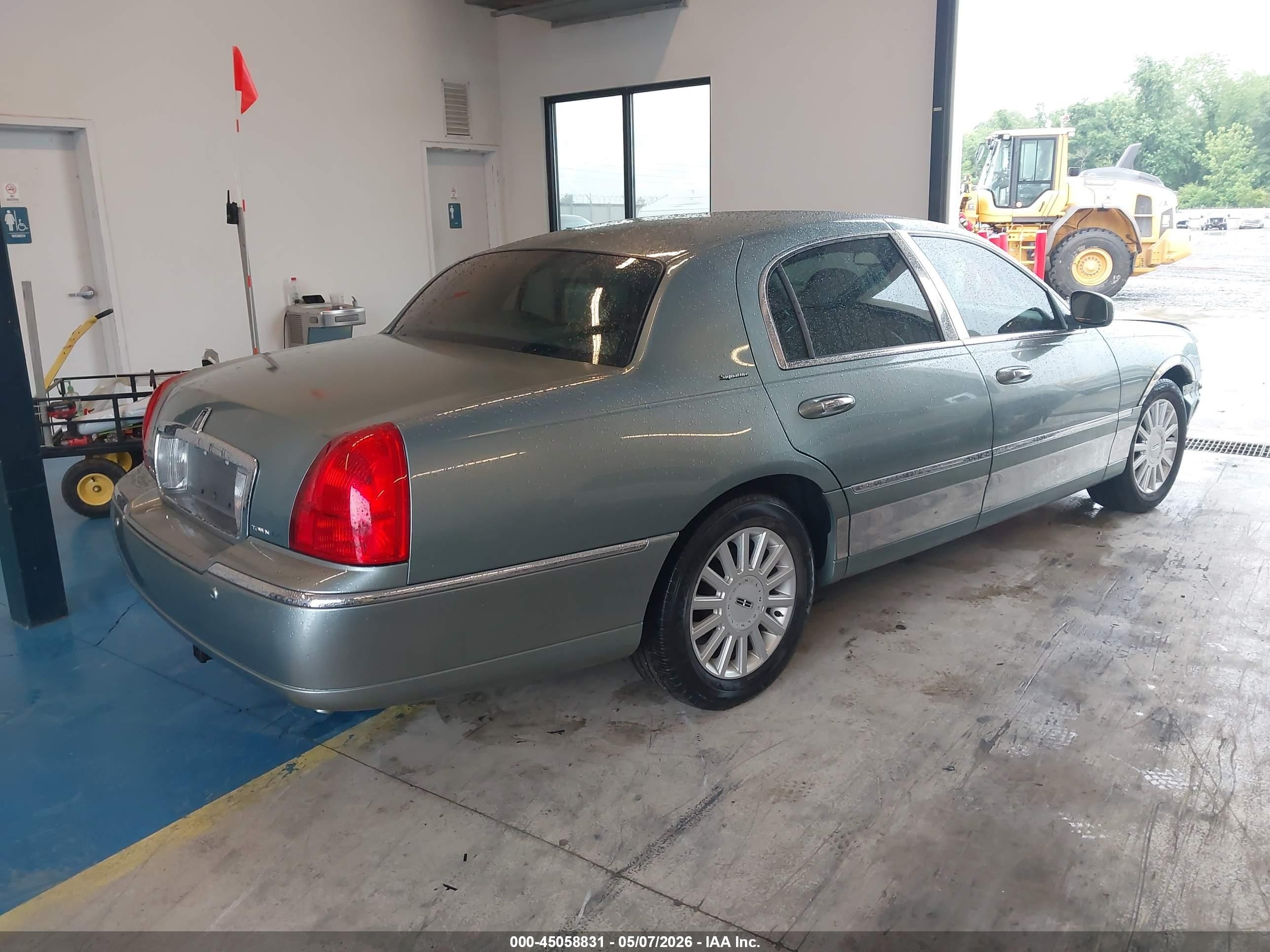 2005 Lincoln Town Car Signature Серый vin: 1LNHM81W05Y617248