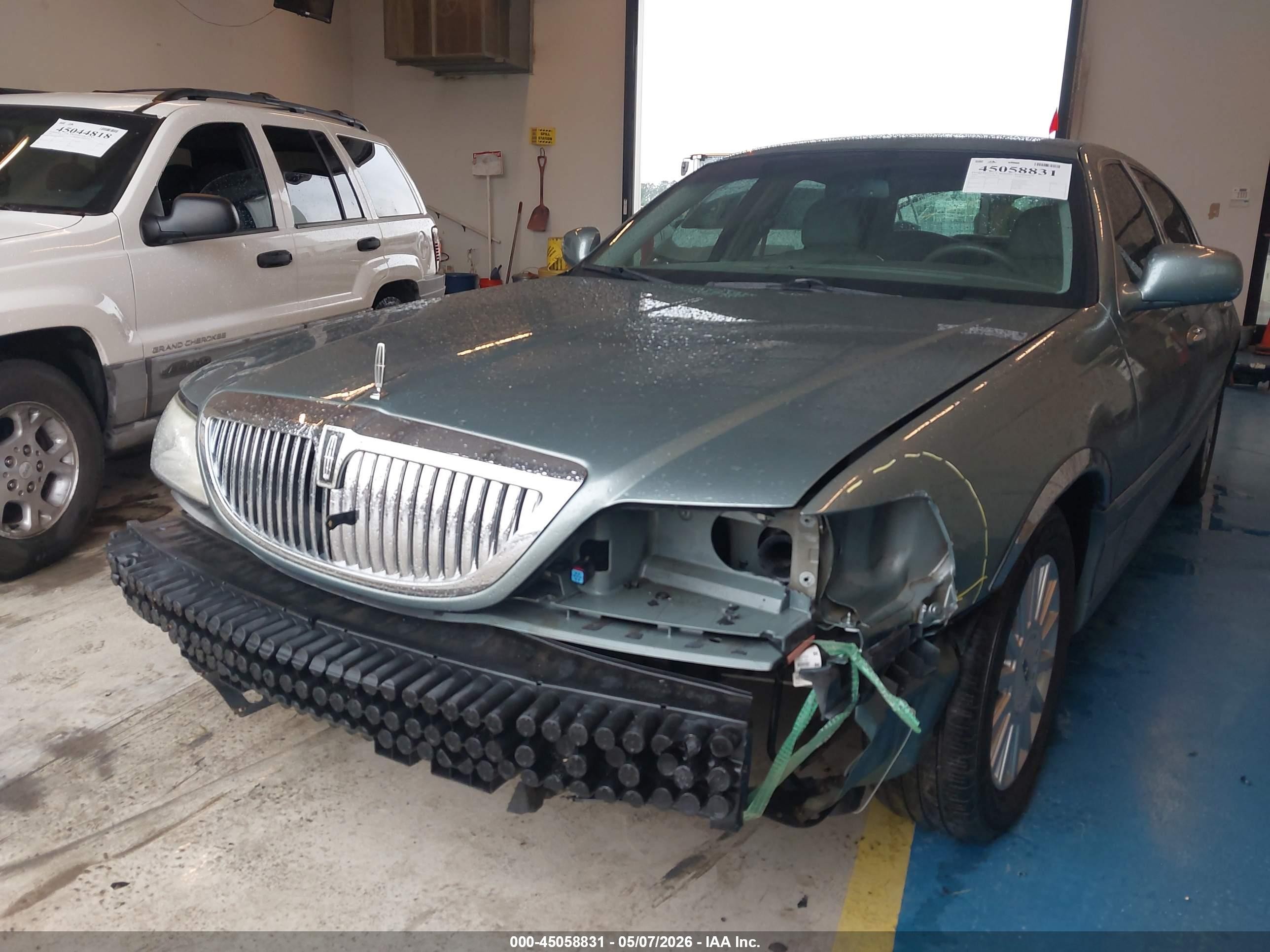 2005 Lincoln Town Car Signature Серый vin: 1LNHM81W05Y617248