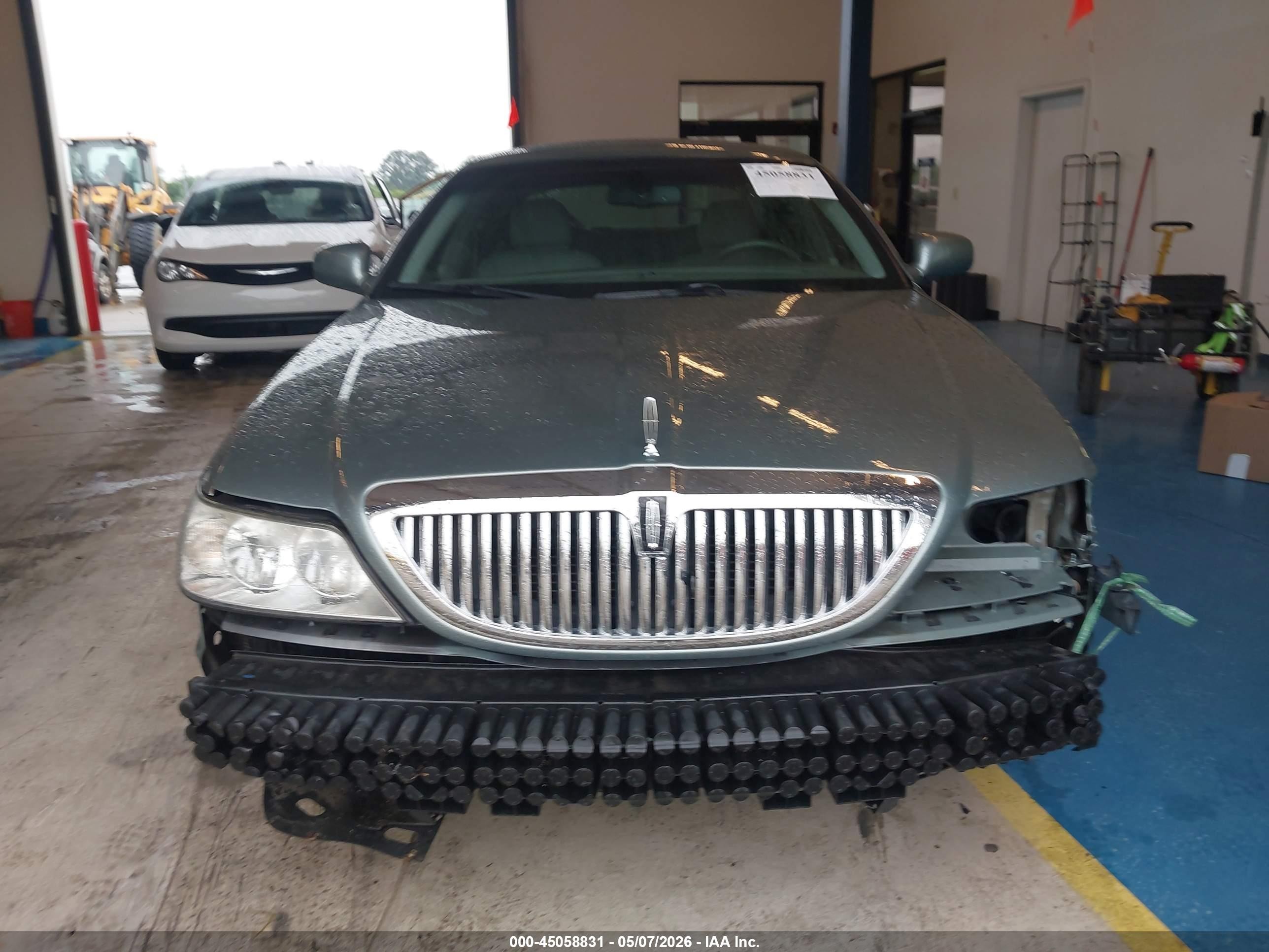 2005 Lincoln Town Car Signature Серый vin: 1LNHM81W05Y617248