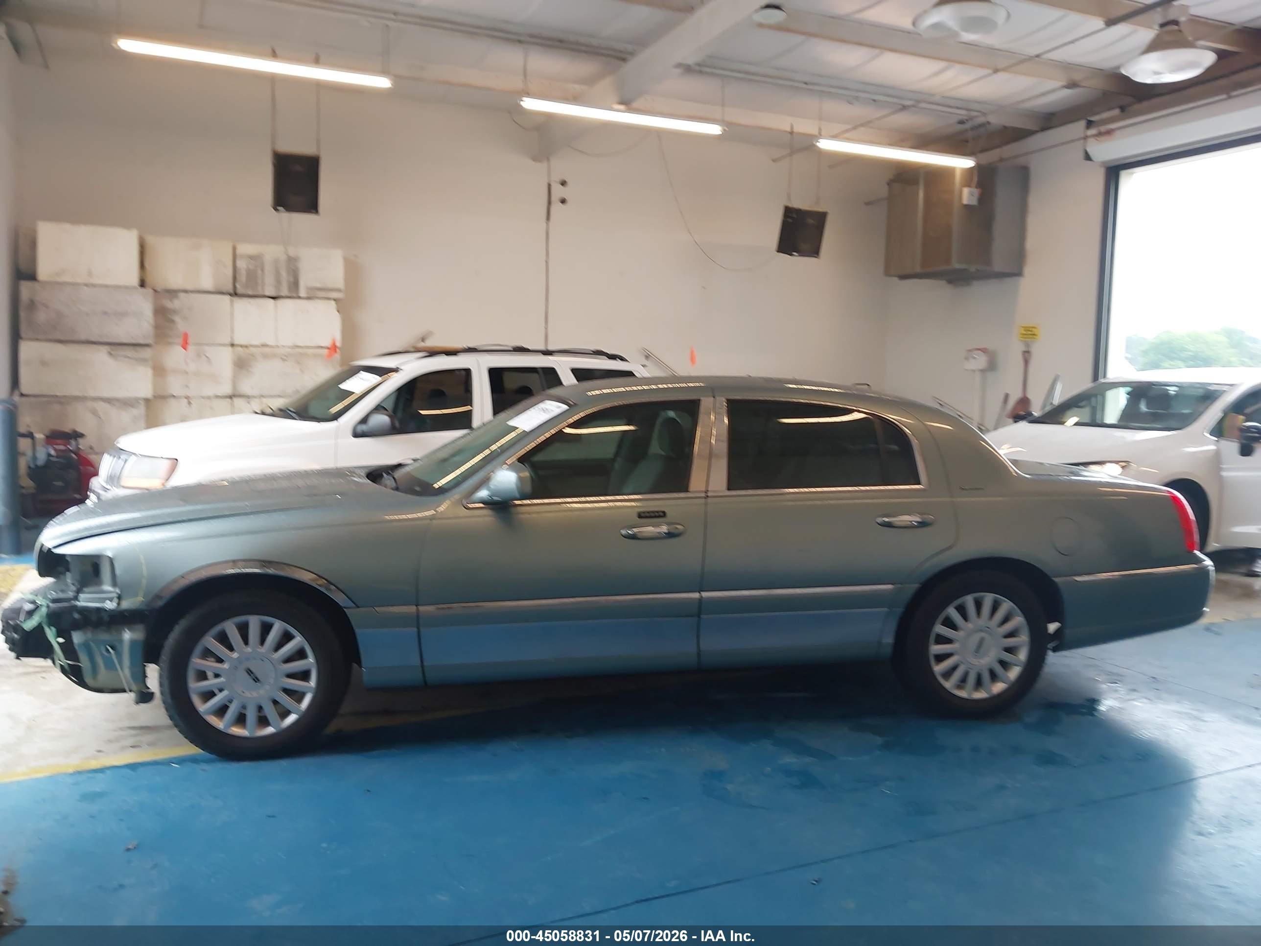 2005 Lincoln Town Car Signature Серый vin: 1LNHM81W05Y617248