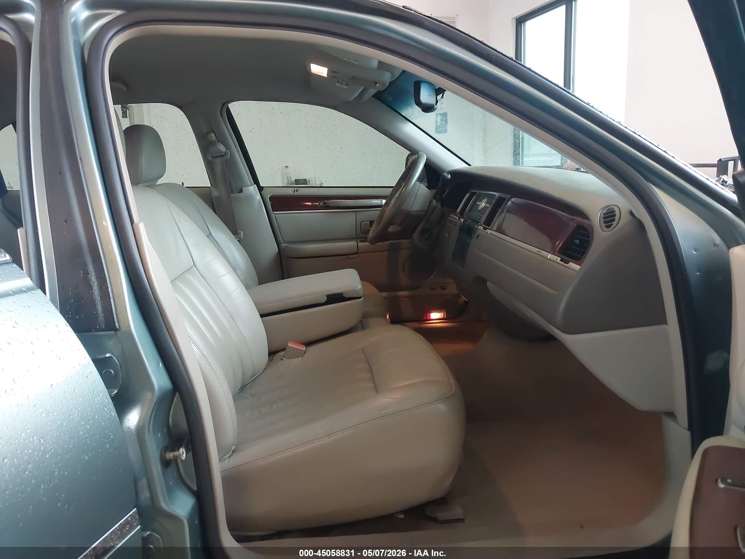 2005 Lincoln Town Car Signature Серый vin: 1LNHM81W05Y617248