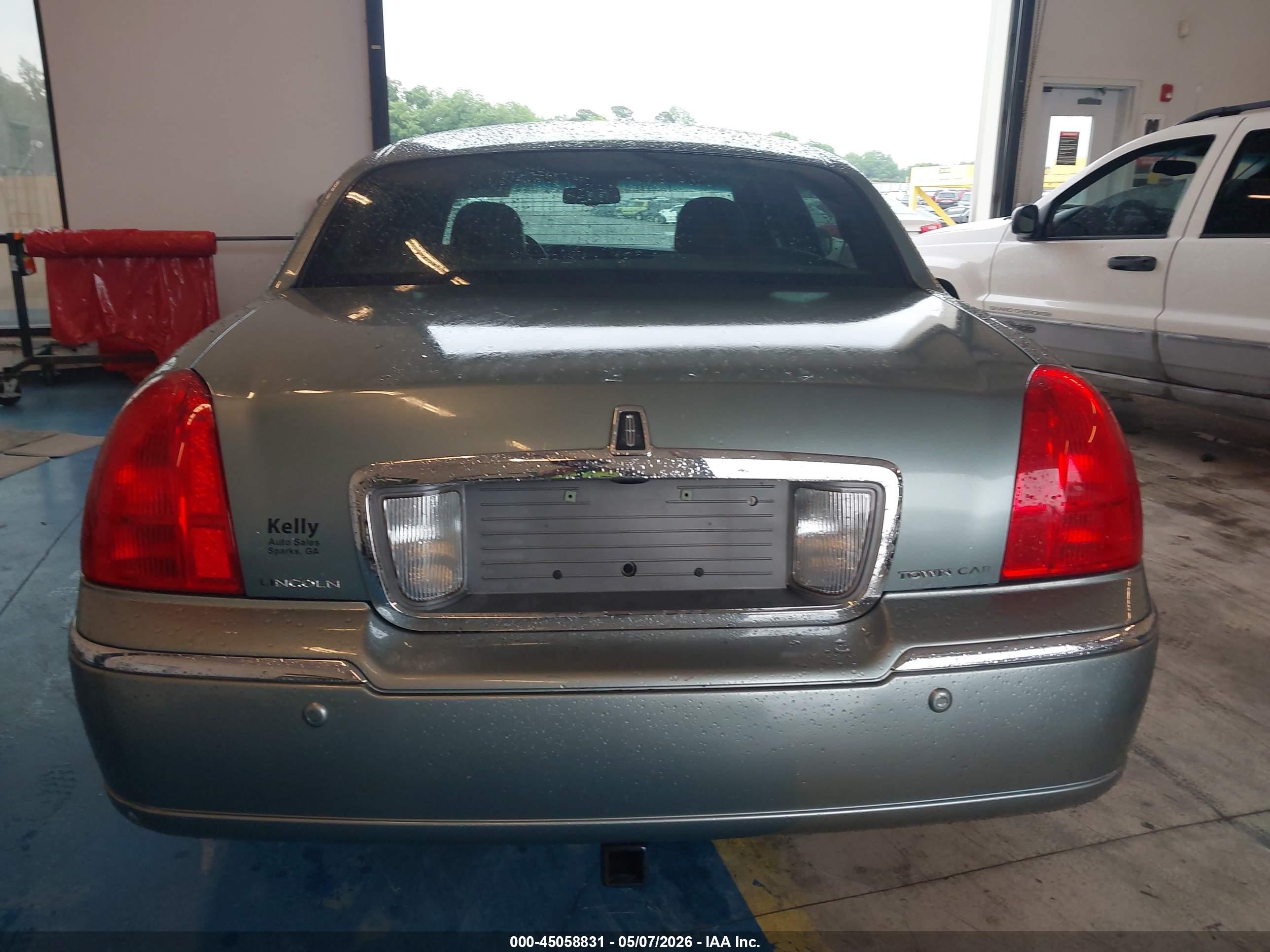 2005 Lincoln Town Car Signature Серый vin: 1LNHM81W05Y617248