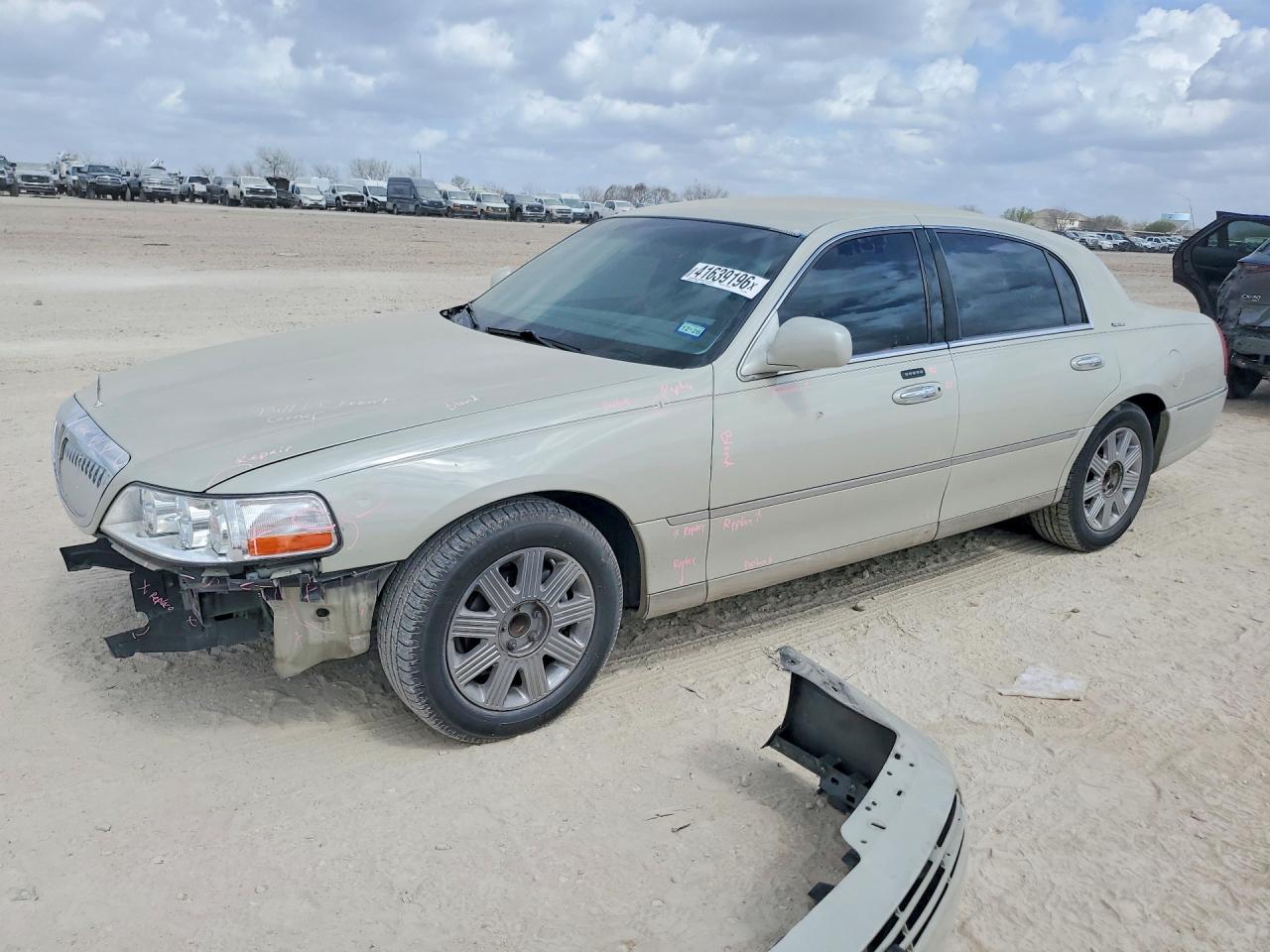 2007 Lincoln Town Car Signature Бежевый vin: 1LNHM81W07Y637888