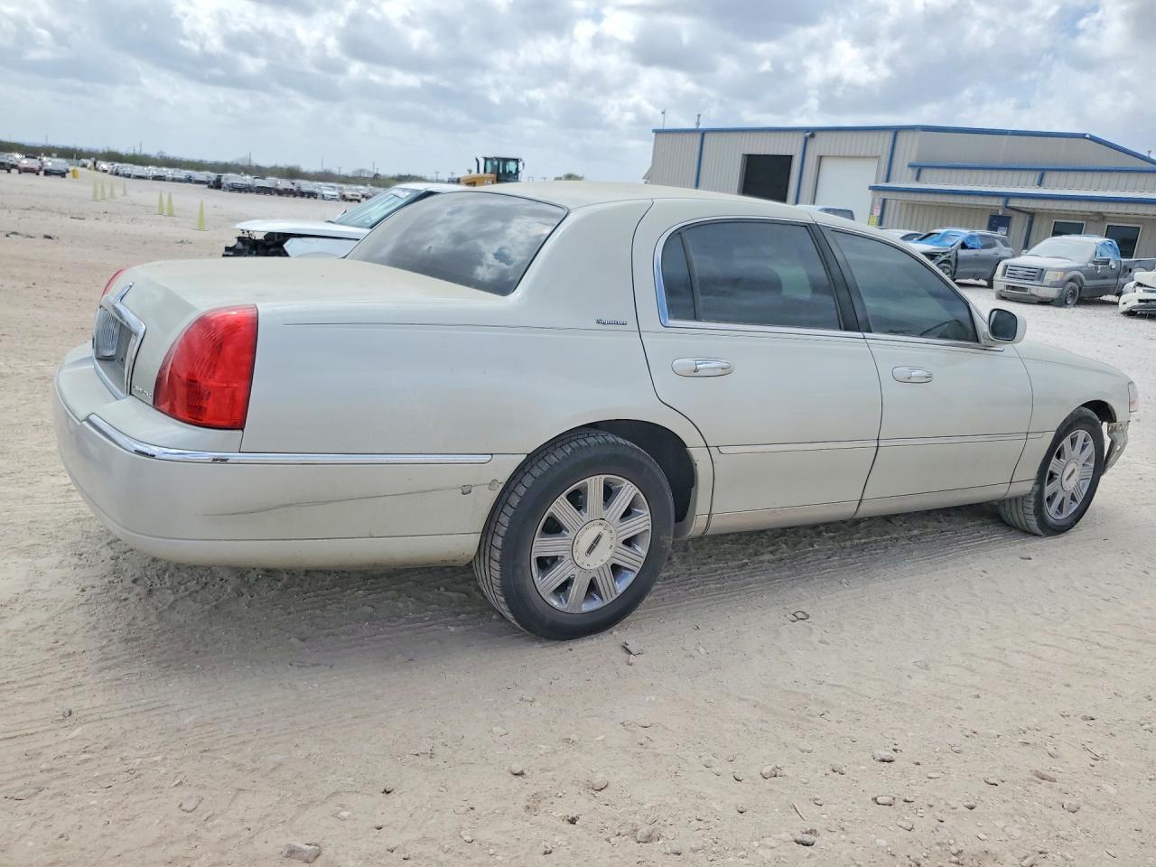 2007 Lincoln Town Car Signature Бежевый vin: 1LNHM81W07Y637888