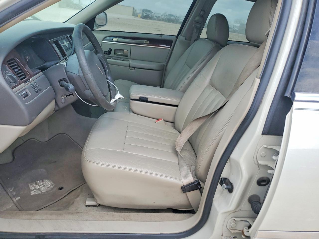 2007 Lincoln Town Car Signature Бежевый vin: 1LNHM81W07Y637888