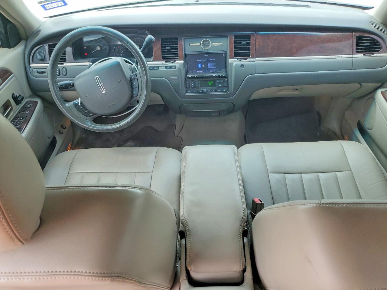 2007 Lincoln Town Car Signature Бежевый vin: 1LNHM81W07Y637888