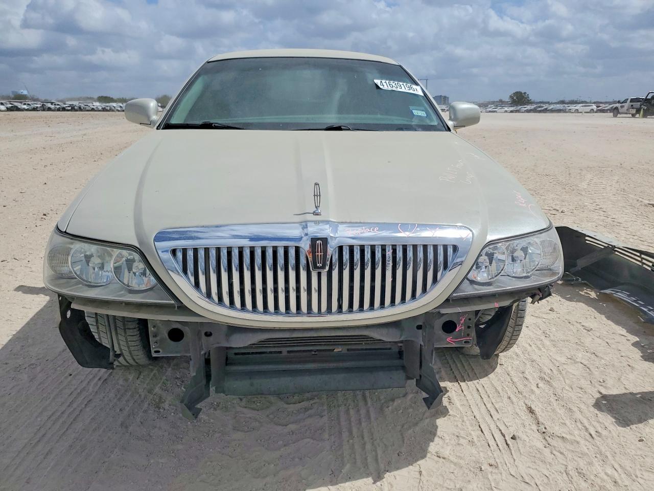 2007 Lincoln Town Car Signature Бежевый vin: 1LNHM81W07Y637888