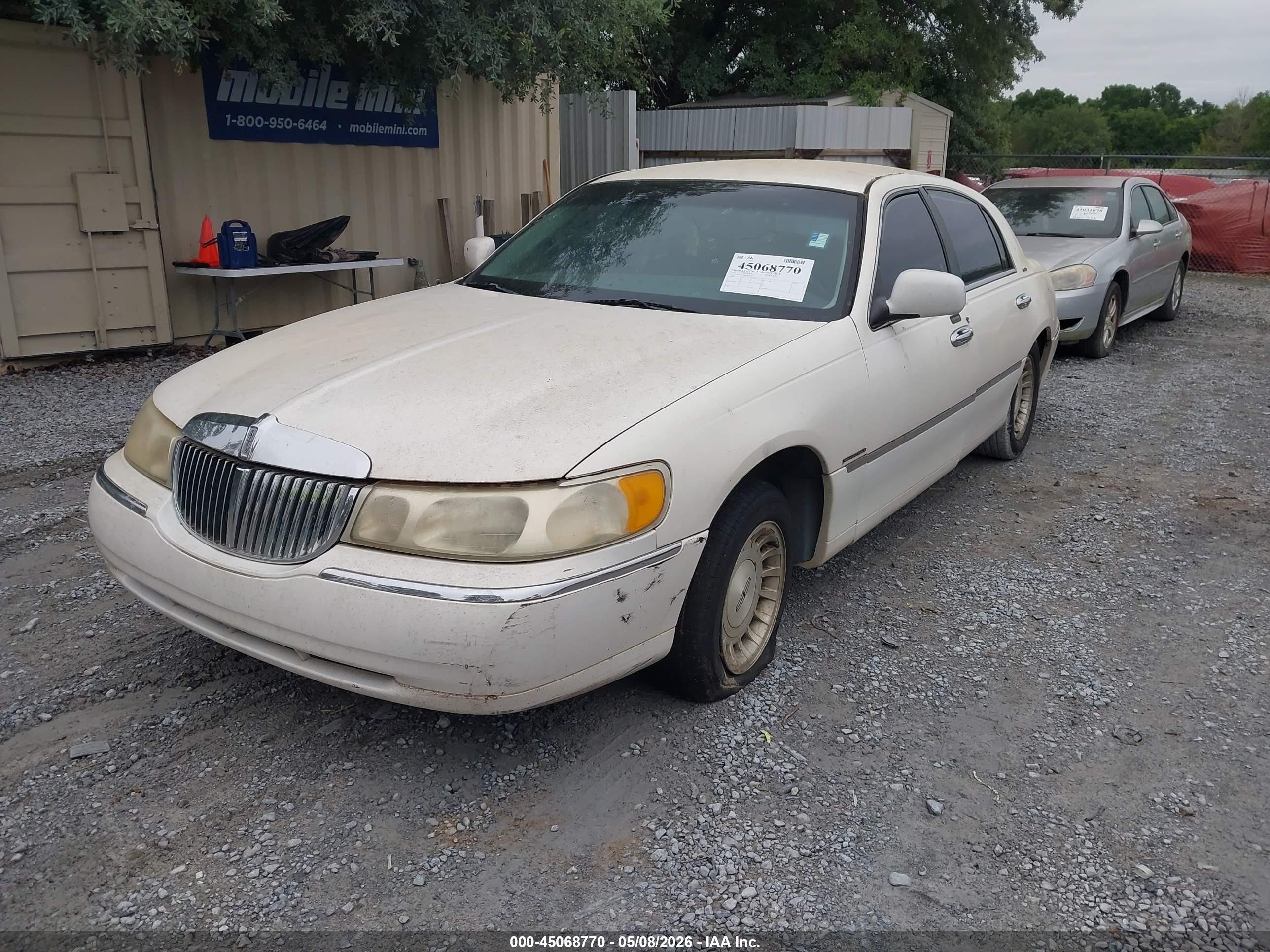 1999 Lincoln Town Car Executive White vin: 1LNHM81W0XY673337