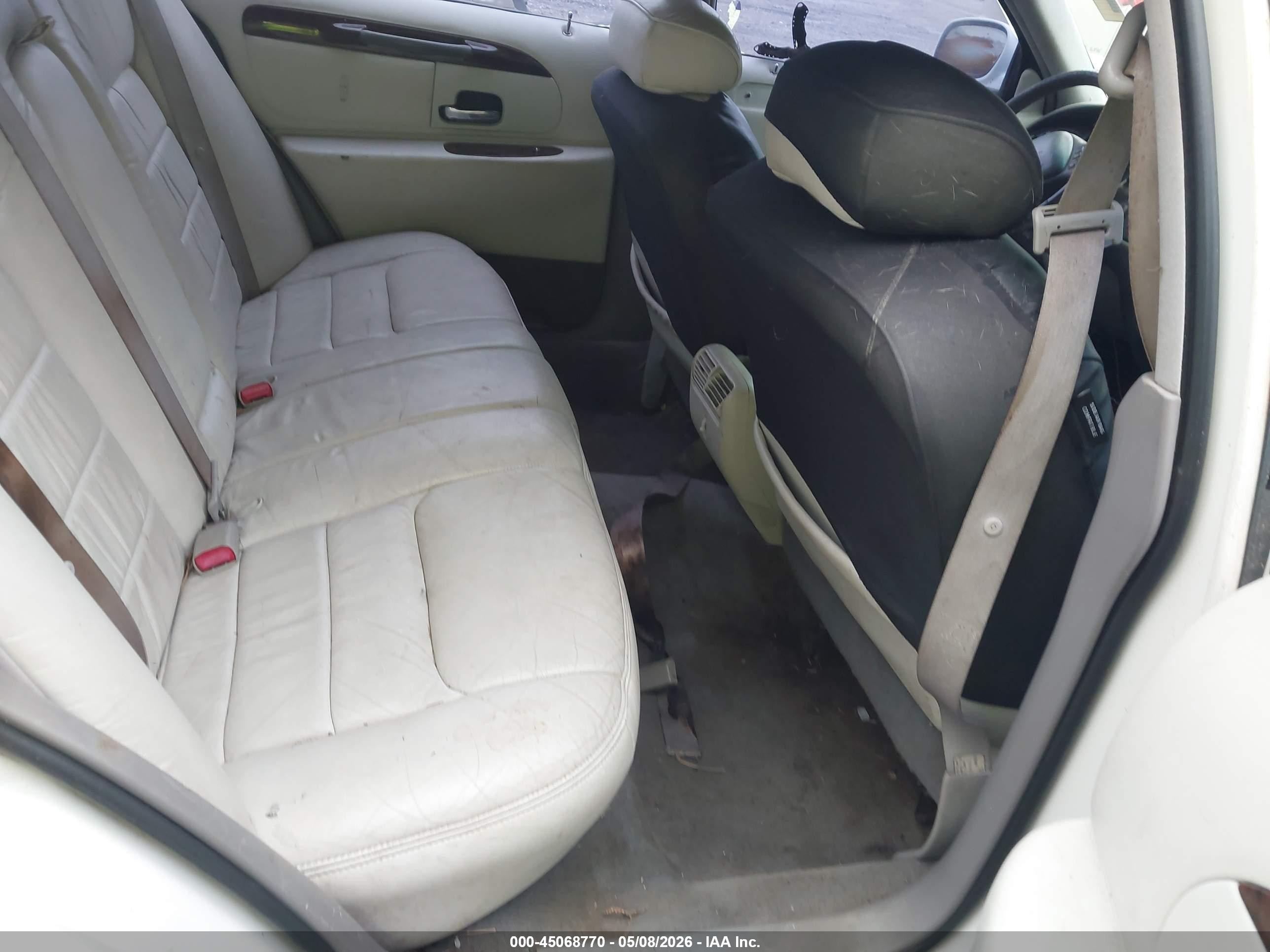 1999 Lincoln Town Car Executive White vin: 1LNHM81W0XY673337