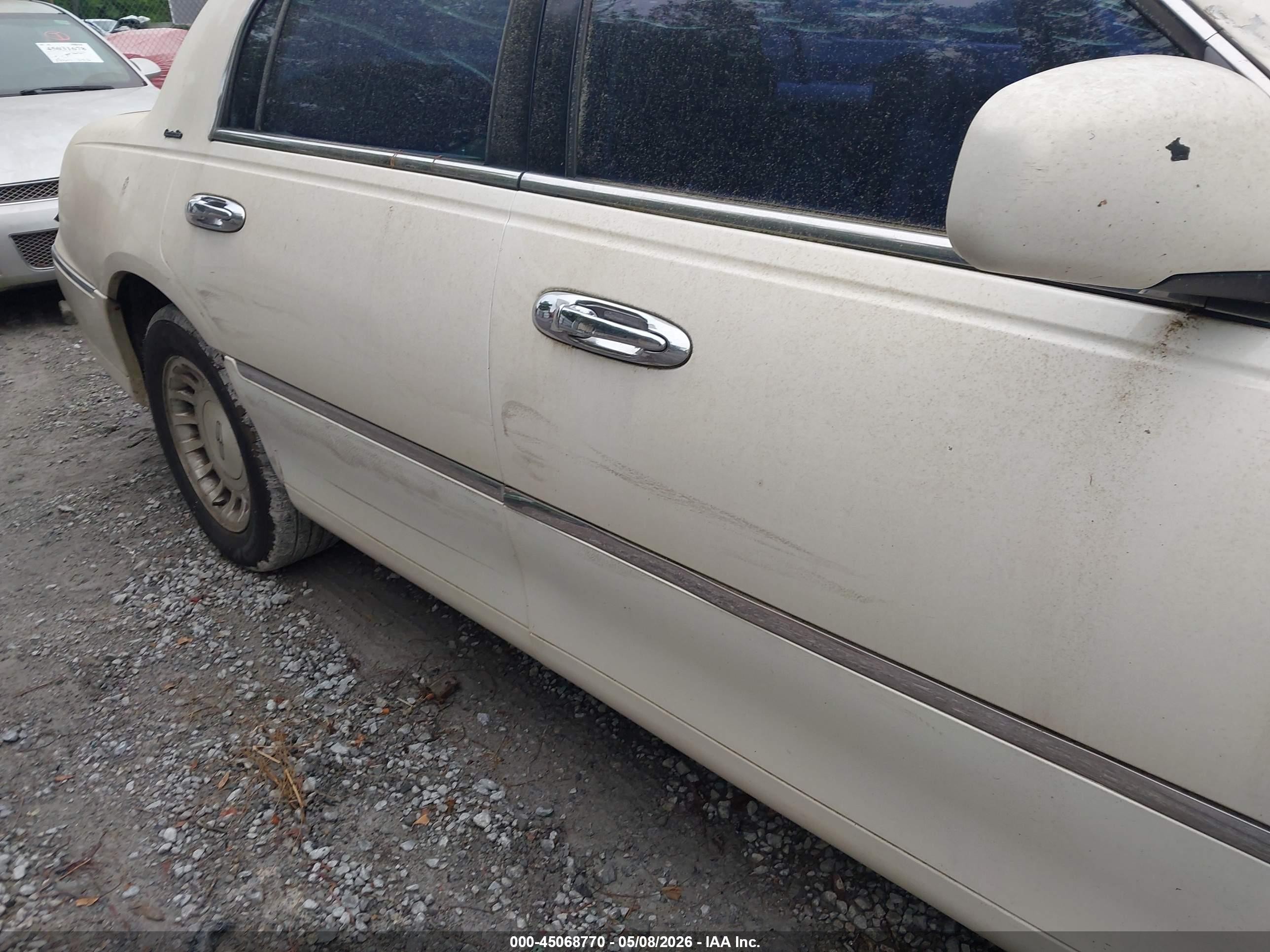 1999 Lincoln Town Car Executive White vin: 1LNHM81W0XY673337