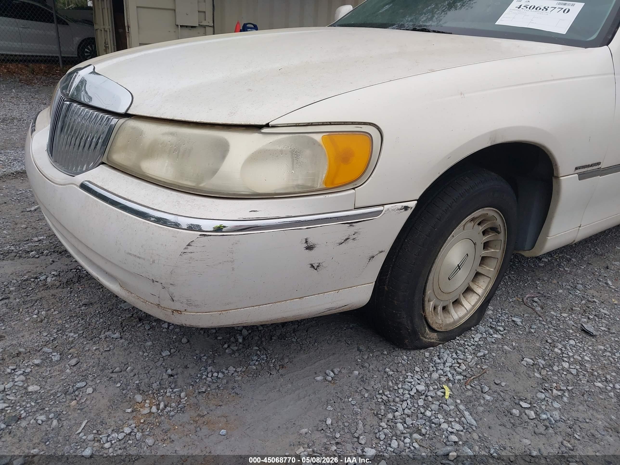 1999 Lincoln Town Car Executive White vin: 1LNHM81W0XY673337