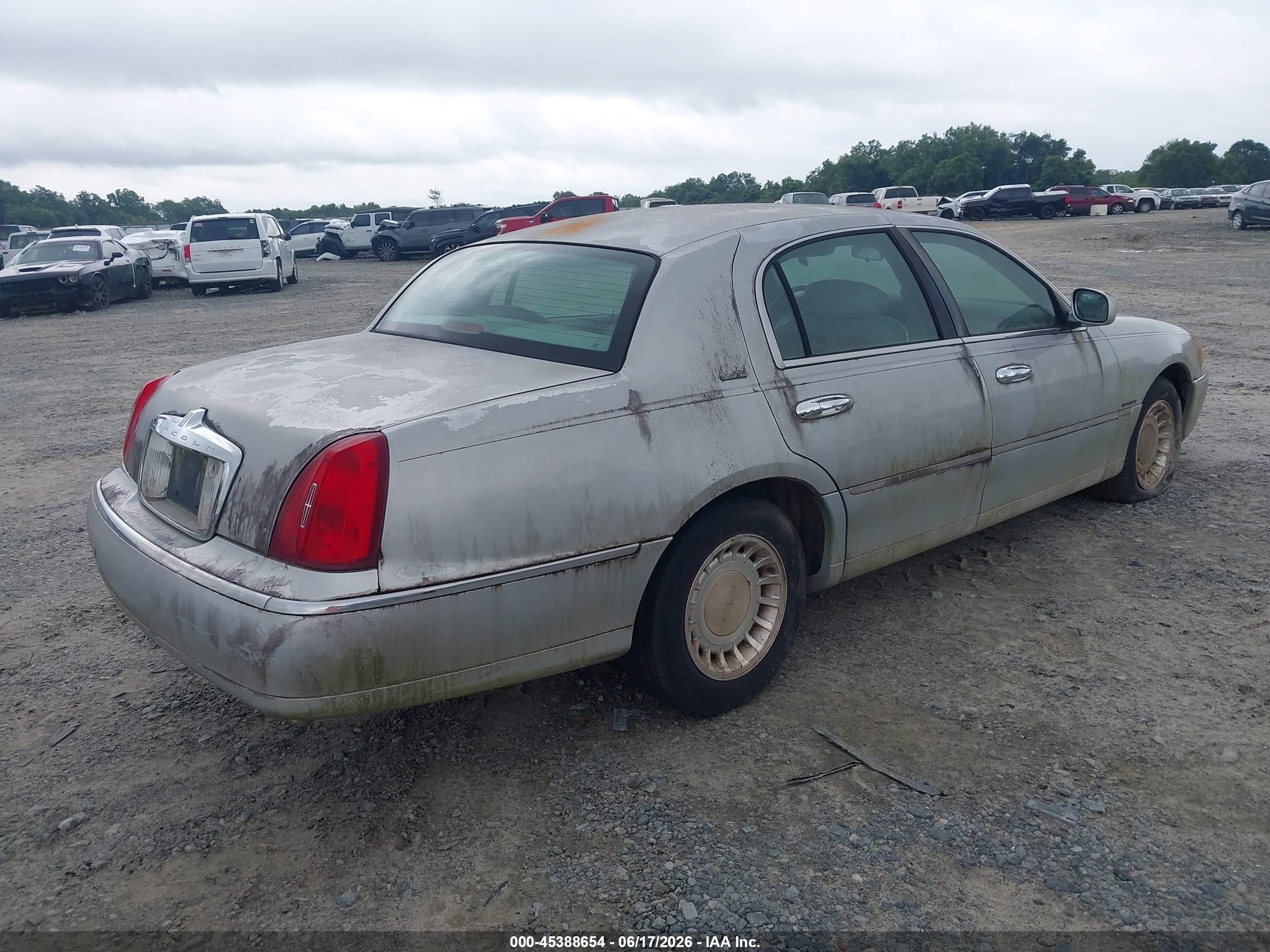 2000 Lincoln Town Car Executive Silver vin: 1LNHM81W0YY932815