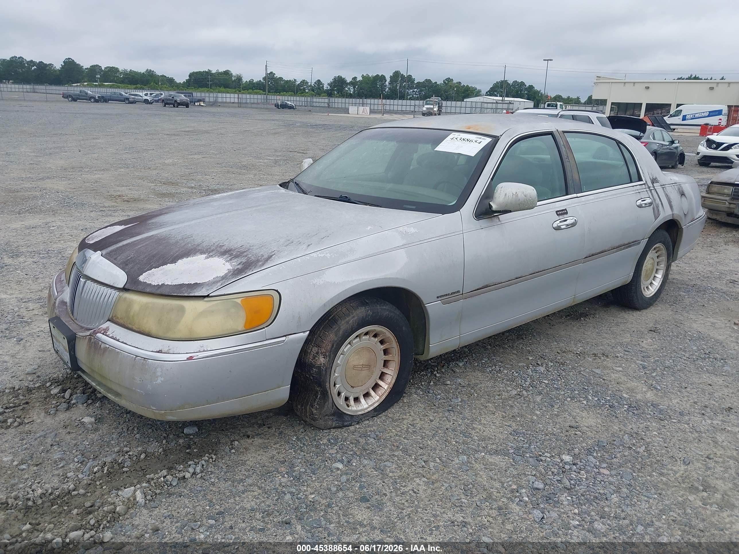 2000 Lincoln Town Car Executive Silver vin: 1LNHM81W0YY932815