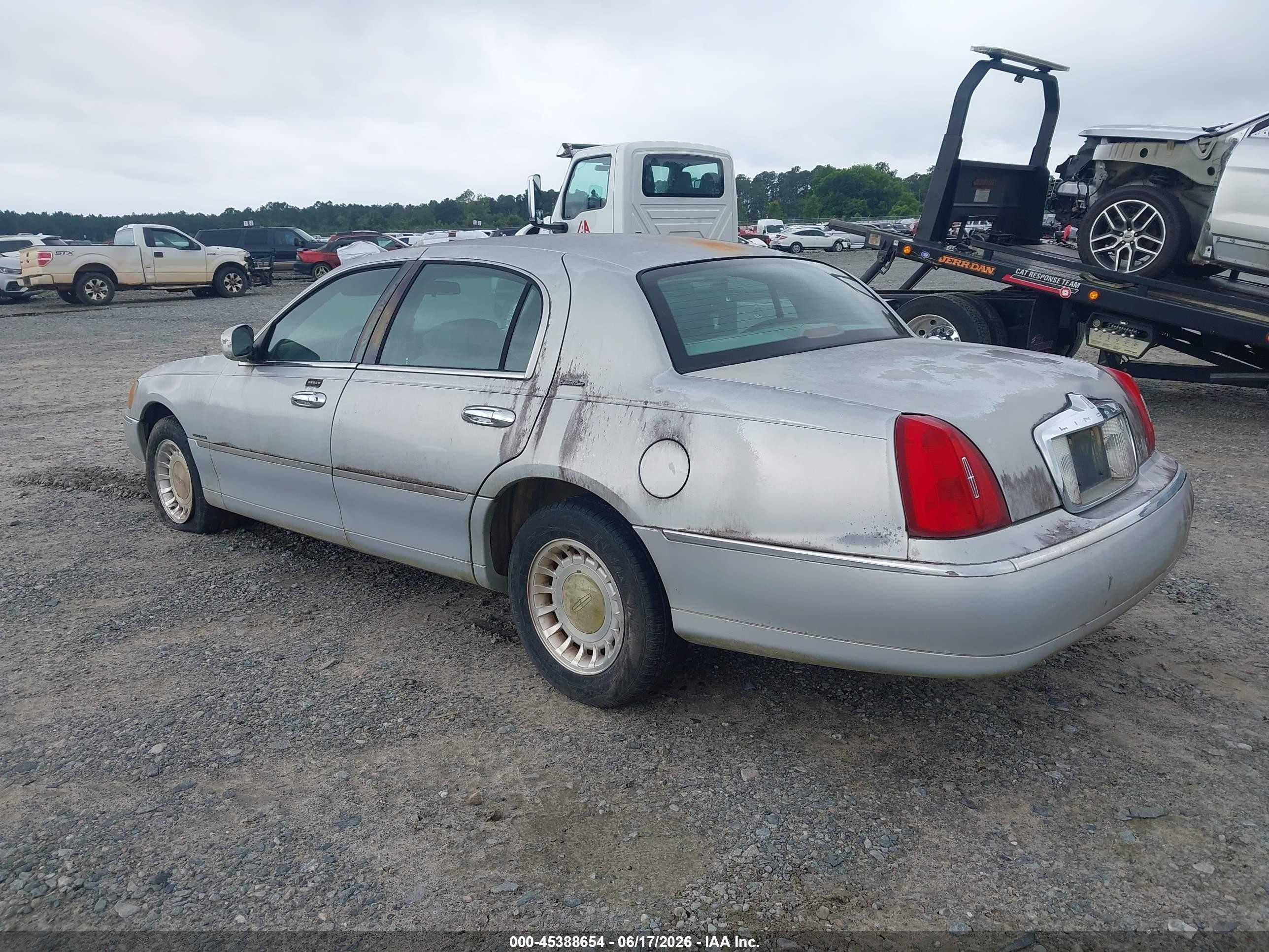 2000 Lincoln Town Car Executive Silver vin: 1LNHM81W0YY932815