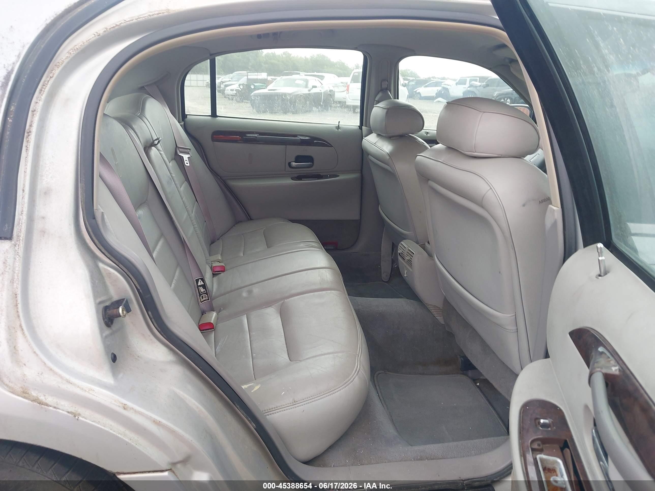 2000 Lincoln Town Car Executive Silver vin: 1LNHM81W0YY932815