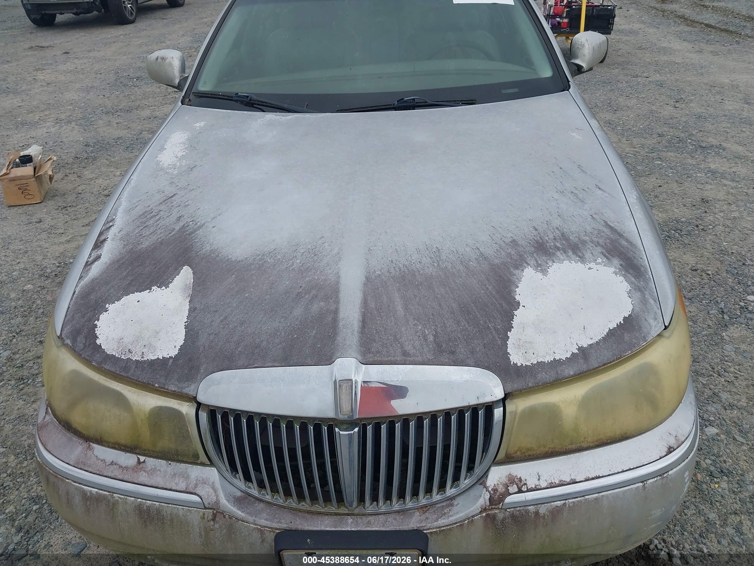 2000 Lincoln Town Car Executive Silver vin: 1LNHM81W0YY932815