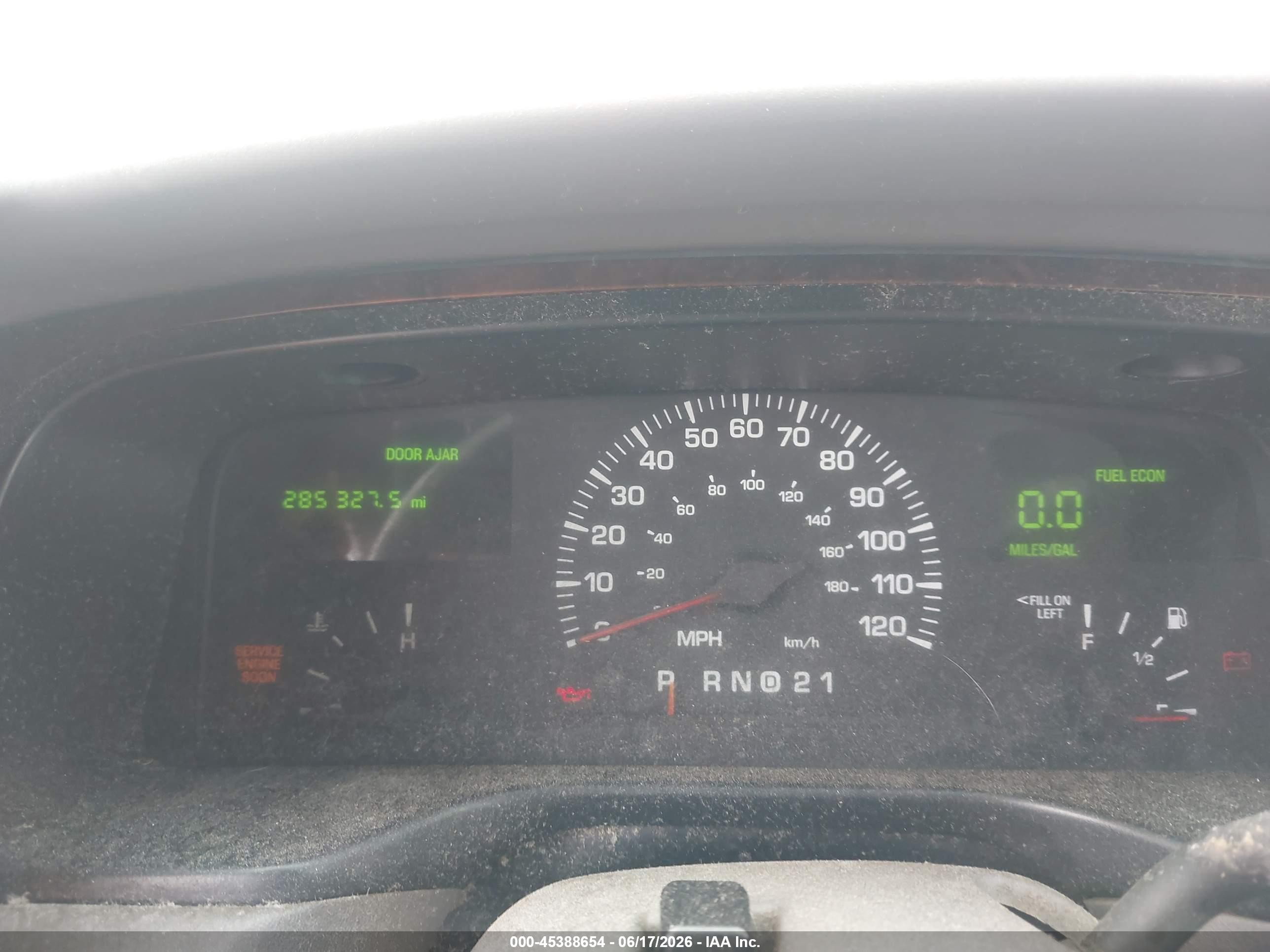 2000 Lincoln Town Car Executive Silver vin: 1LNHM81W0YY932815