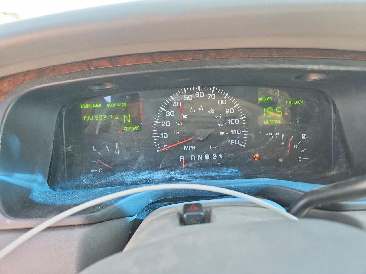 2001 Lincoln Town Car Executive Белый vin: 1LNHM81W11Y672768