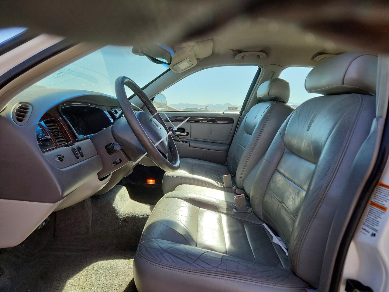 2001 Lincoln Town Car Executive Белый vin: 1LNHM81W11Y672768