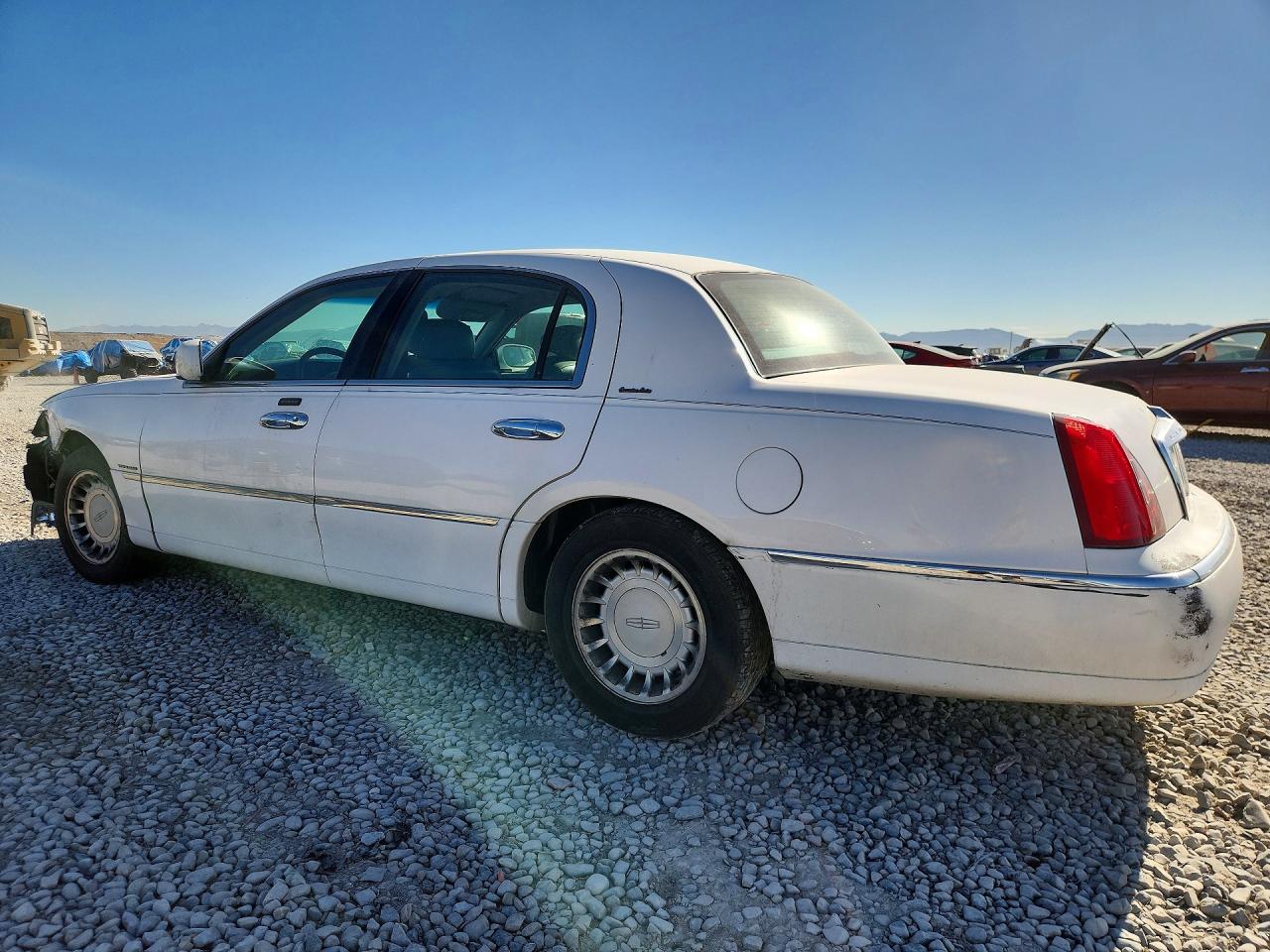 2001 Lincoln Town Car Executive Белый vin: 1LNHM81W11Y672768