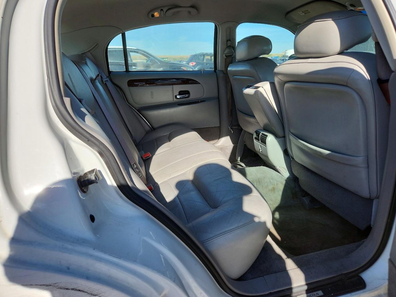 2001 Lincoln Town Car Executive Белый vin: 1LNHM81W11Y672768