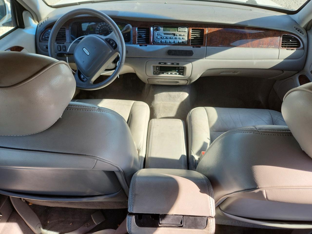 2001 Lincoln Town Car Executive Белый vin: 1LNHM81W11Y672768