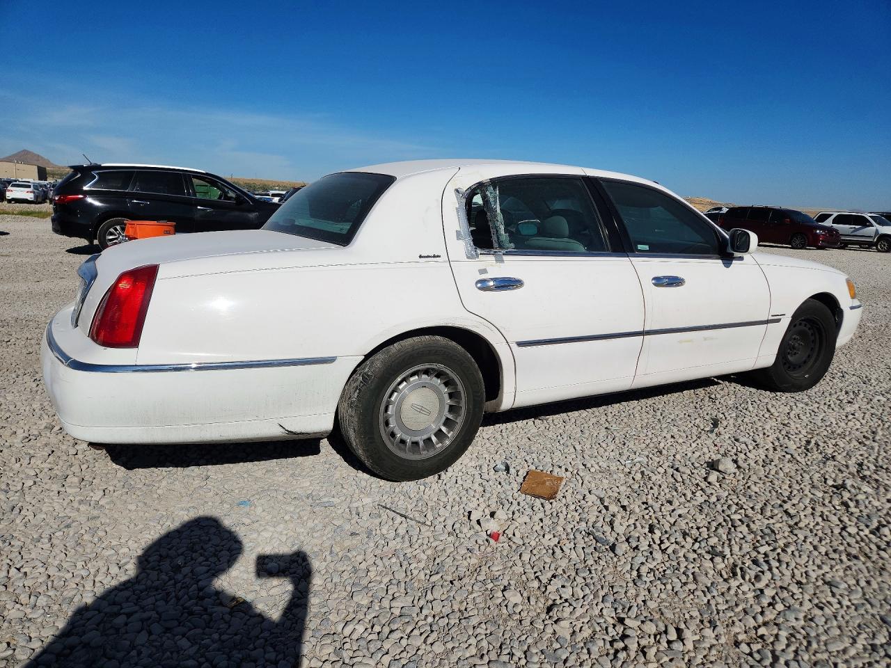 2001 Lincoln Town Car Executive Белый vin: 1LNHM81W11Y672768