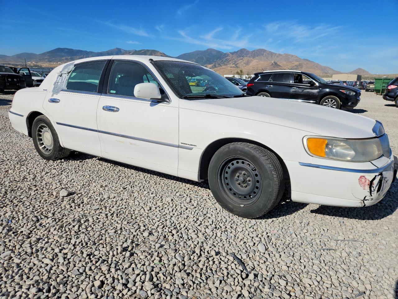 2001 Lincoln Town Car Executive Белый vin: 1LNHM81W11Y672768