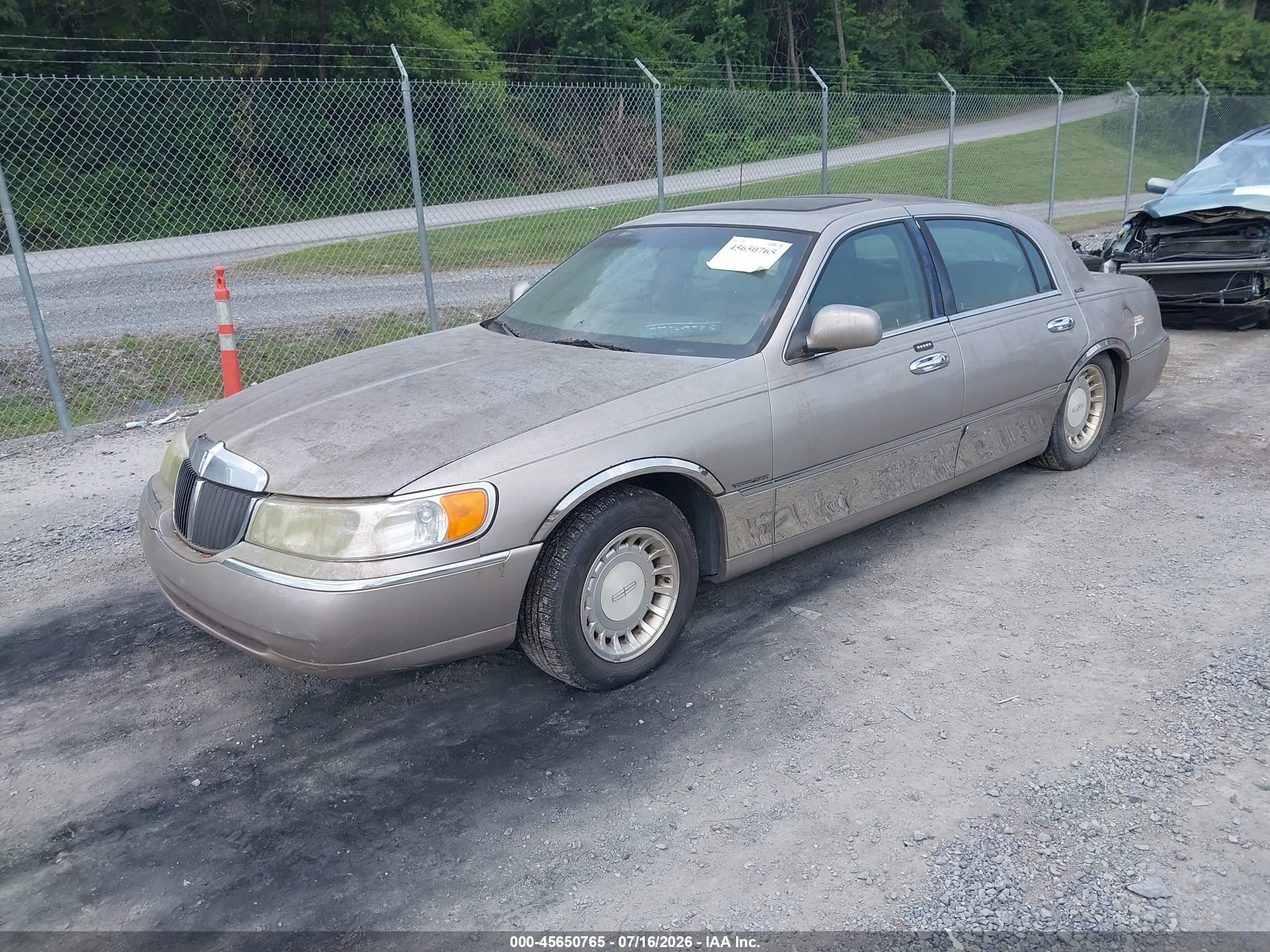 2001 Lincoln Town Car Executive Beige vin: 1LNHM81W11Y733634