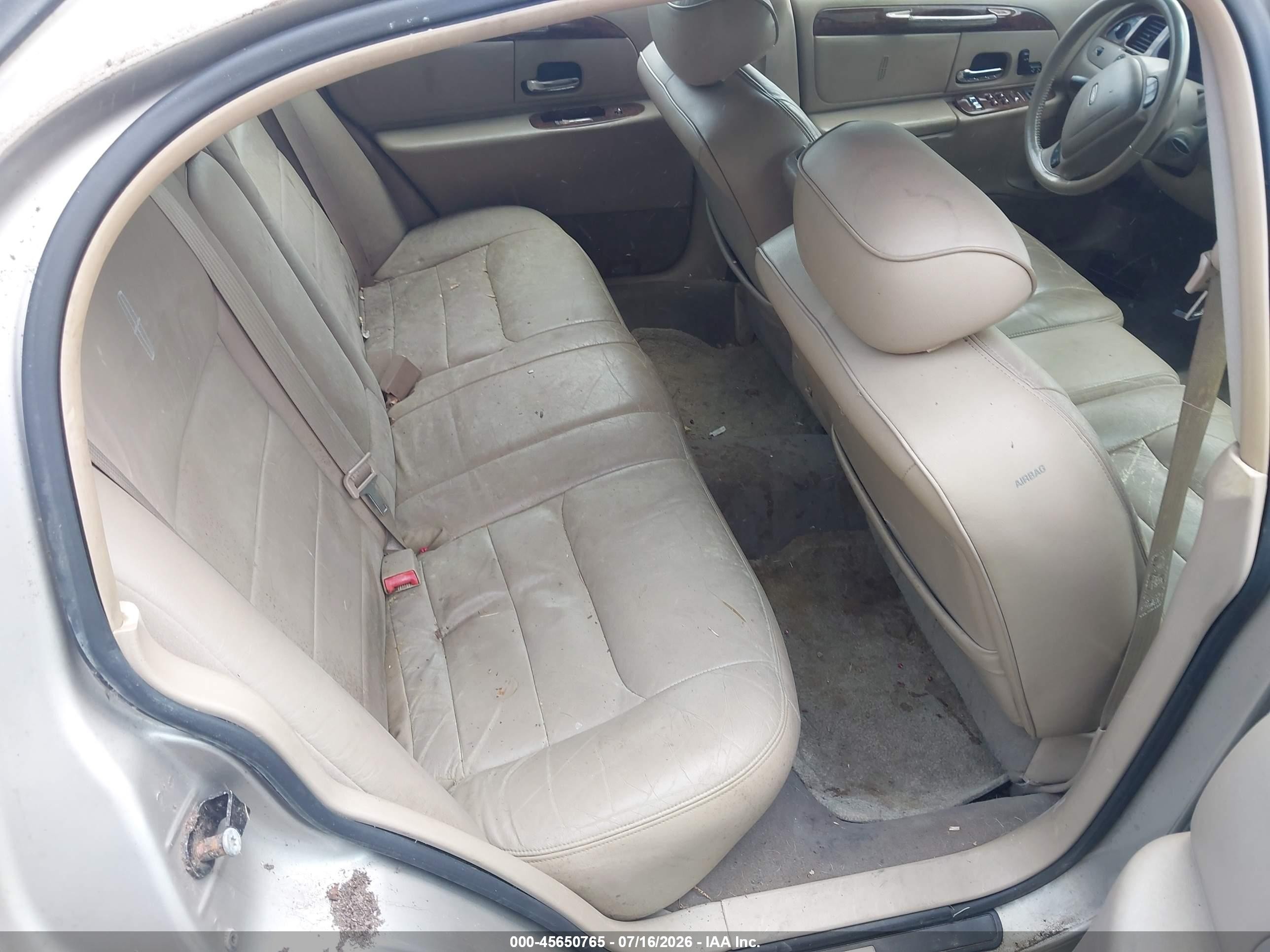2001 Lincoln Town Car Executive Beige vin: 1LNHM81W11Y733634