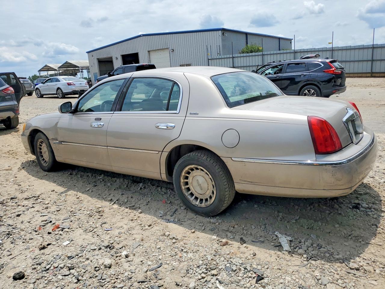 2002 Lincoln Town Car Executive Tan vin: 1LNHM81W12Y644826