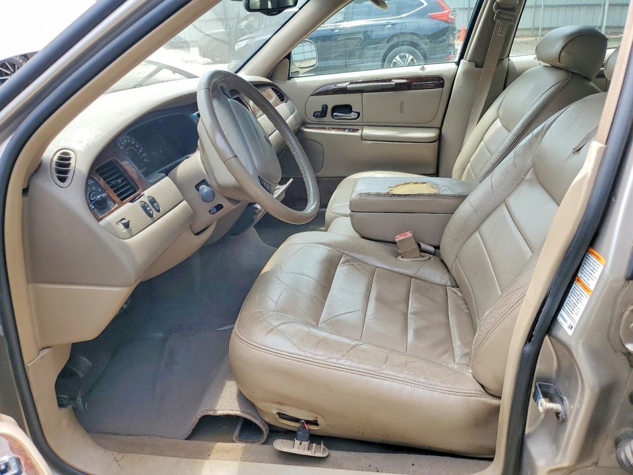 2002 Lincoln Town Car Executive Tan vin: 1LNHM81W12Y644826