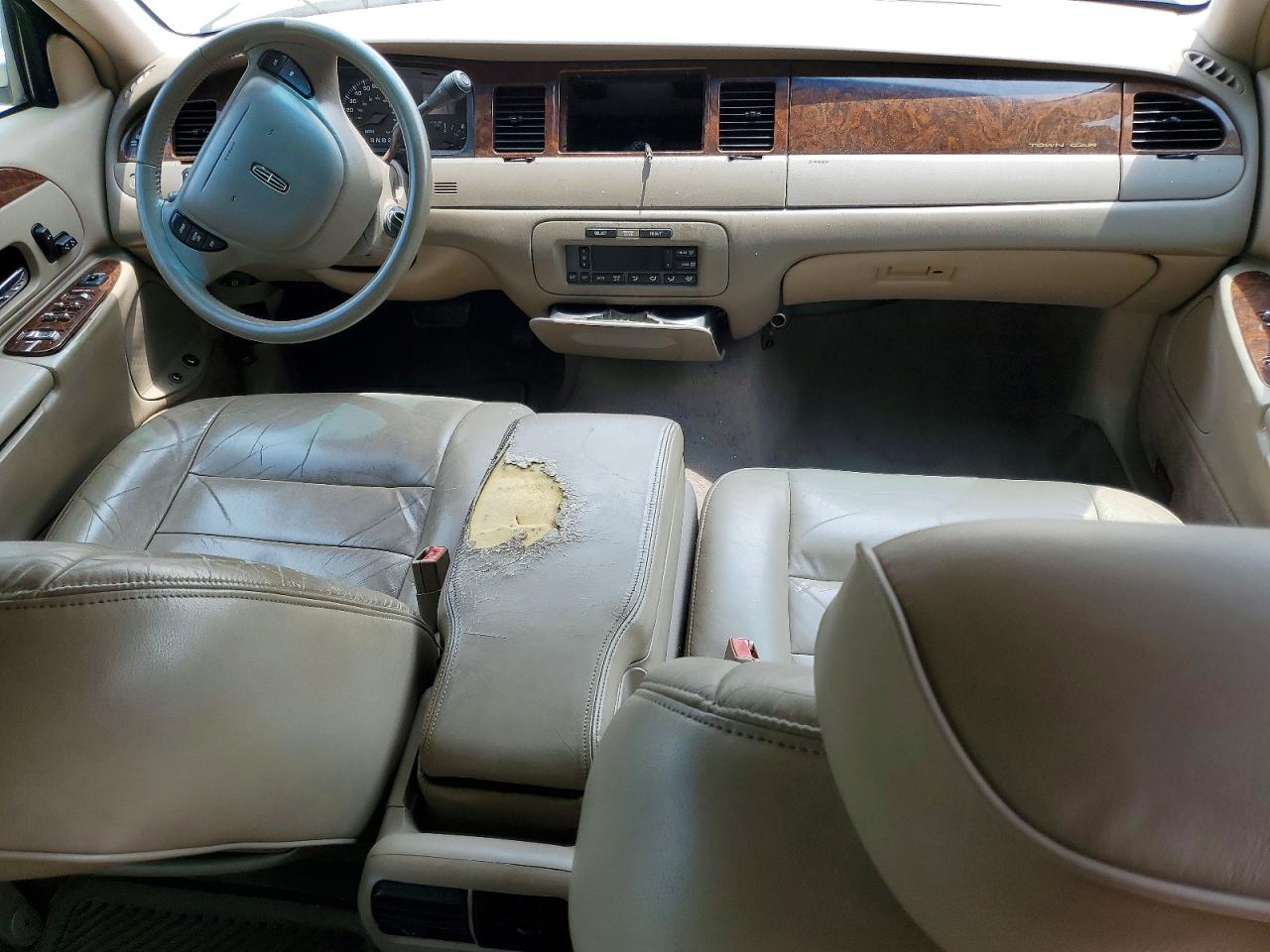 2002 Lincoln Town Car Executive Tan vin: 1LNHM81W12Y644826