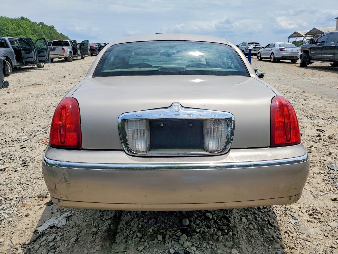 2002 Lincoln Town Car Executive Tan vin: 1LNHM81W12Y644826