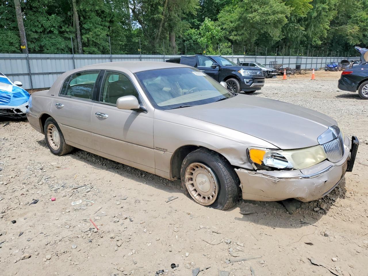2002 Lincoln Town Car Executive Tan vin: 1LNHM81W12Y644826