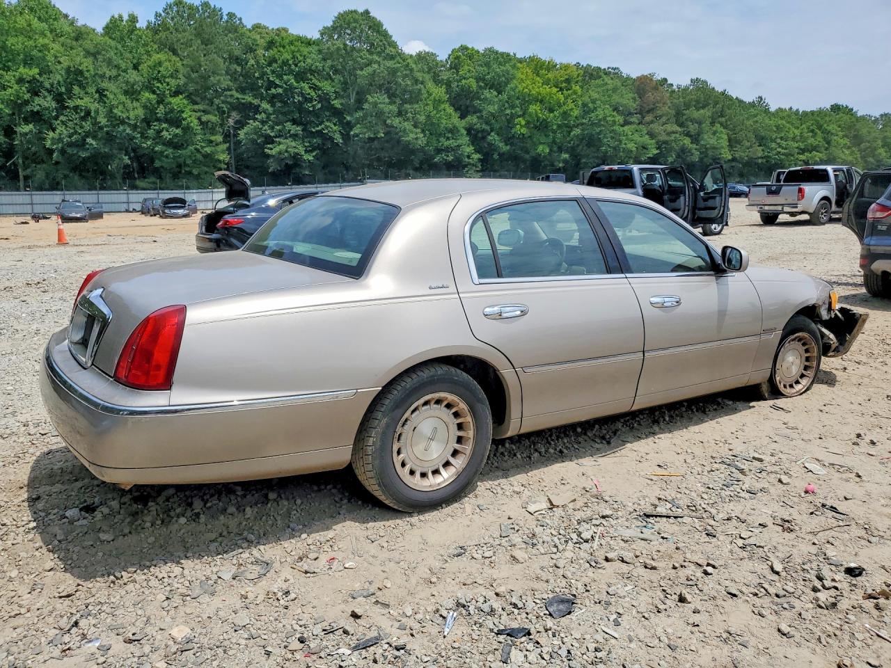 2002 Lincoln Town Car Executive Tan vin: 1LNHM81W12Y644826