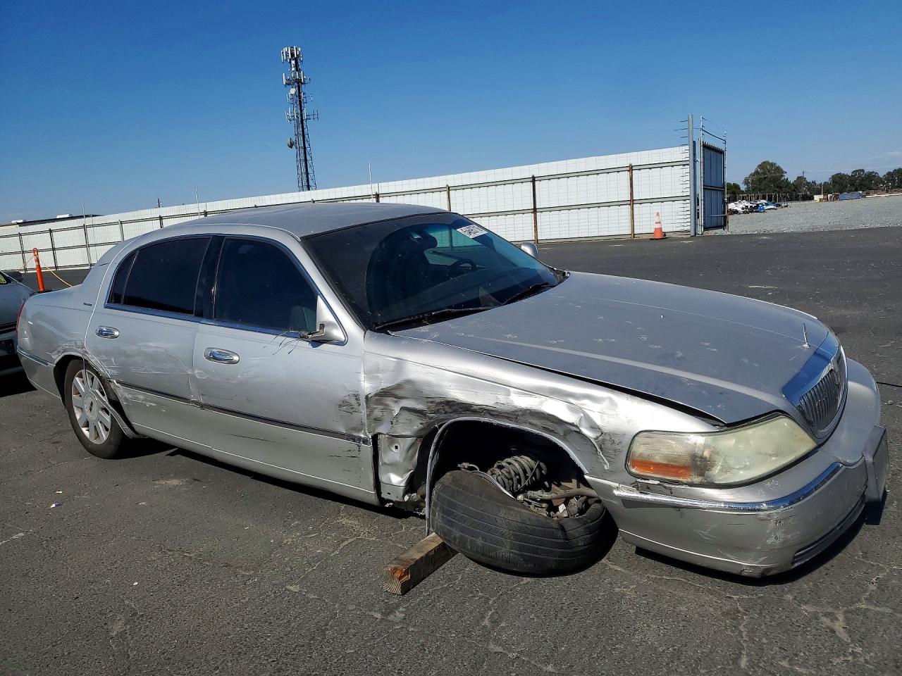 2003 Lincoln Town Car Executive Silver vin: 1LNHM81W13Y655536