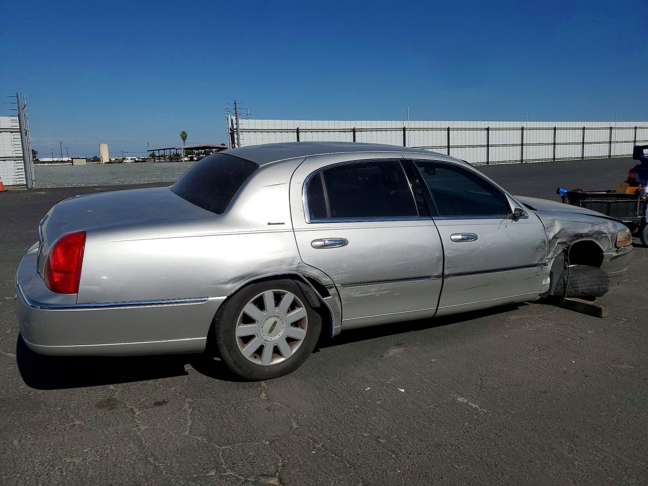 2003 Lincoln Town Car Executive Silver vin: 1LNHM81W13Y655536