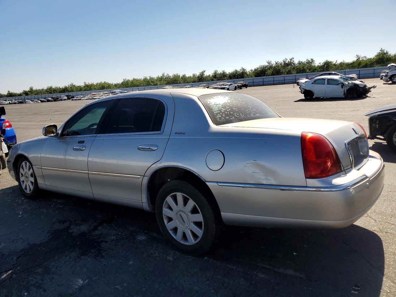 2003 Lincoln Town Car Executive Silver vin: 1LNHM81W13Y655536